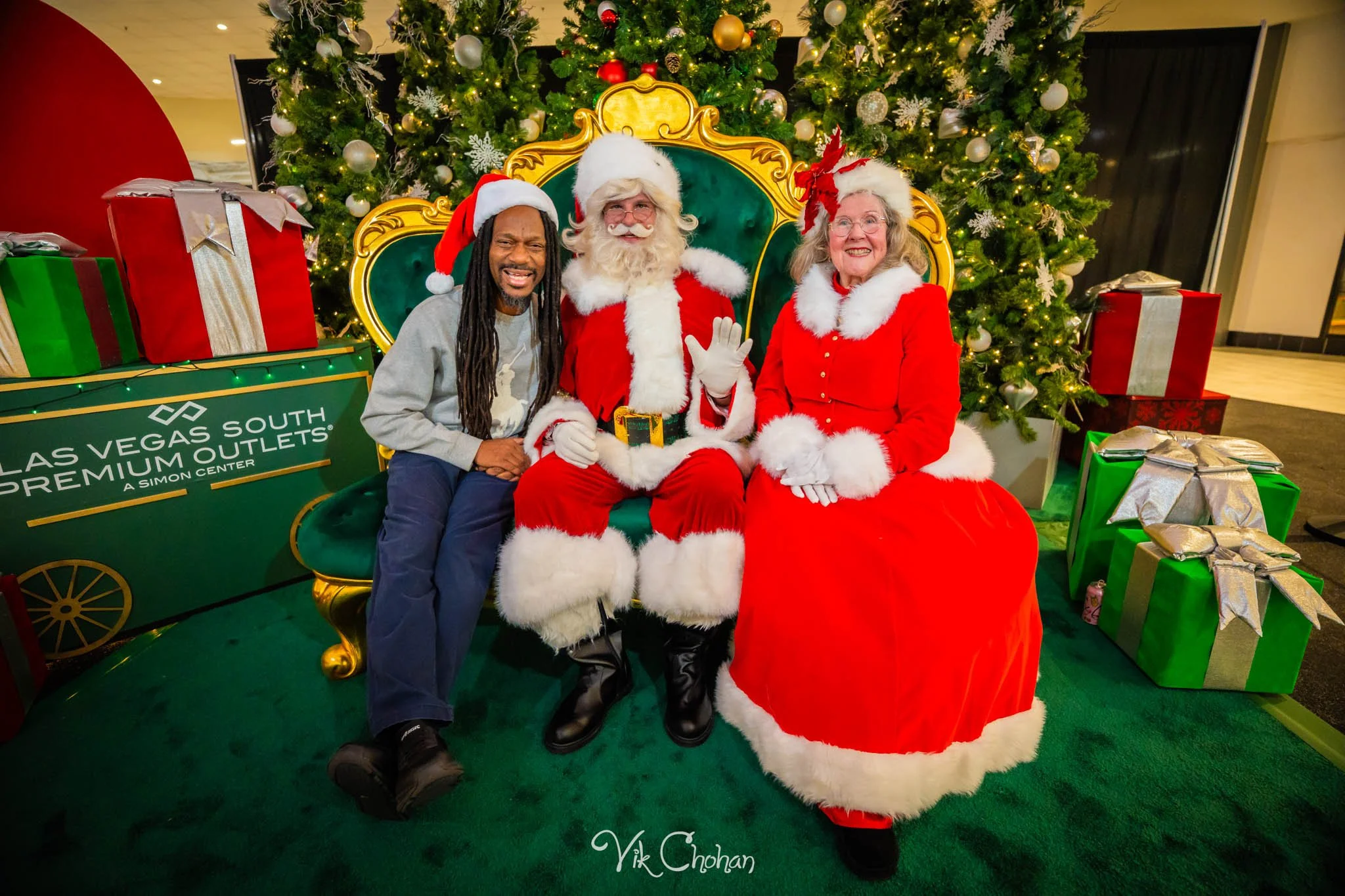 2025-12-10-INTRODeuce-Concierge-Christmas-at-LV-South-Premium-Outlets-2-Vik-Chohan-Photography-Social-Media-VCP-113.jpg