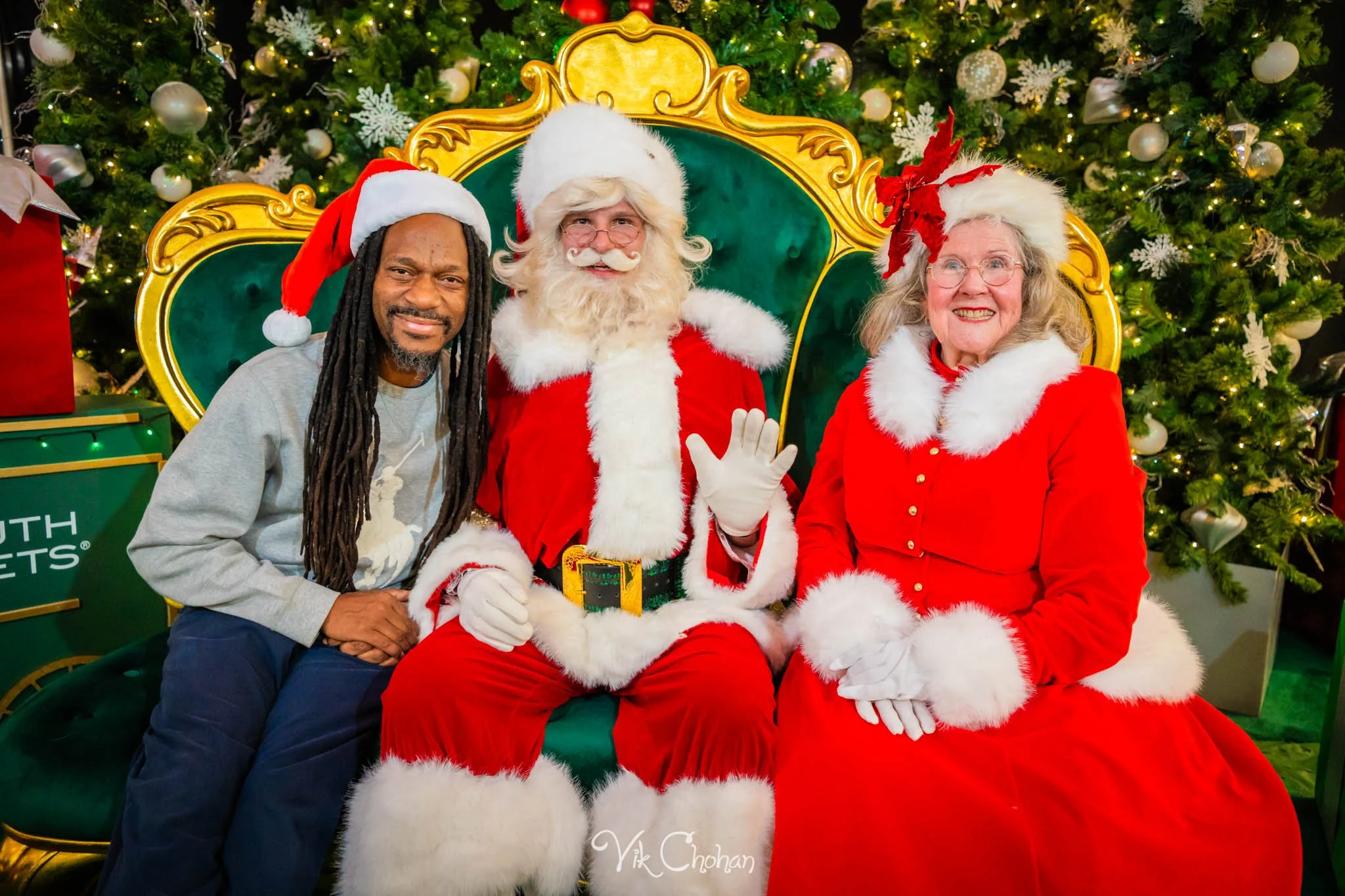 2025-12-10-INTRODeuce-Concierge-Christmas-at-LV-South-Premium-Outlets-2-Vik-Chohan-Photography-Social-Media-VCP-114.jpg