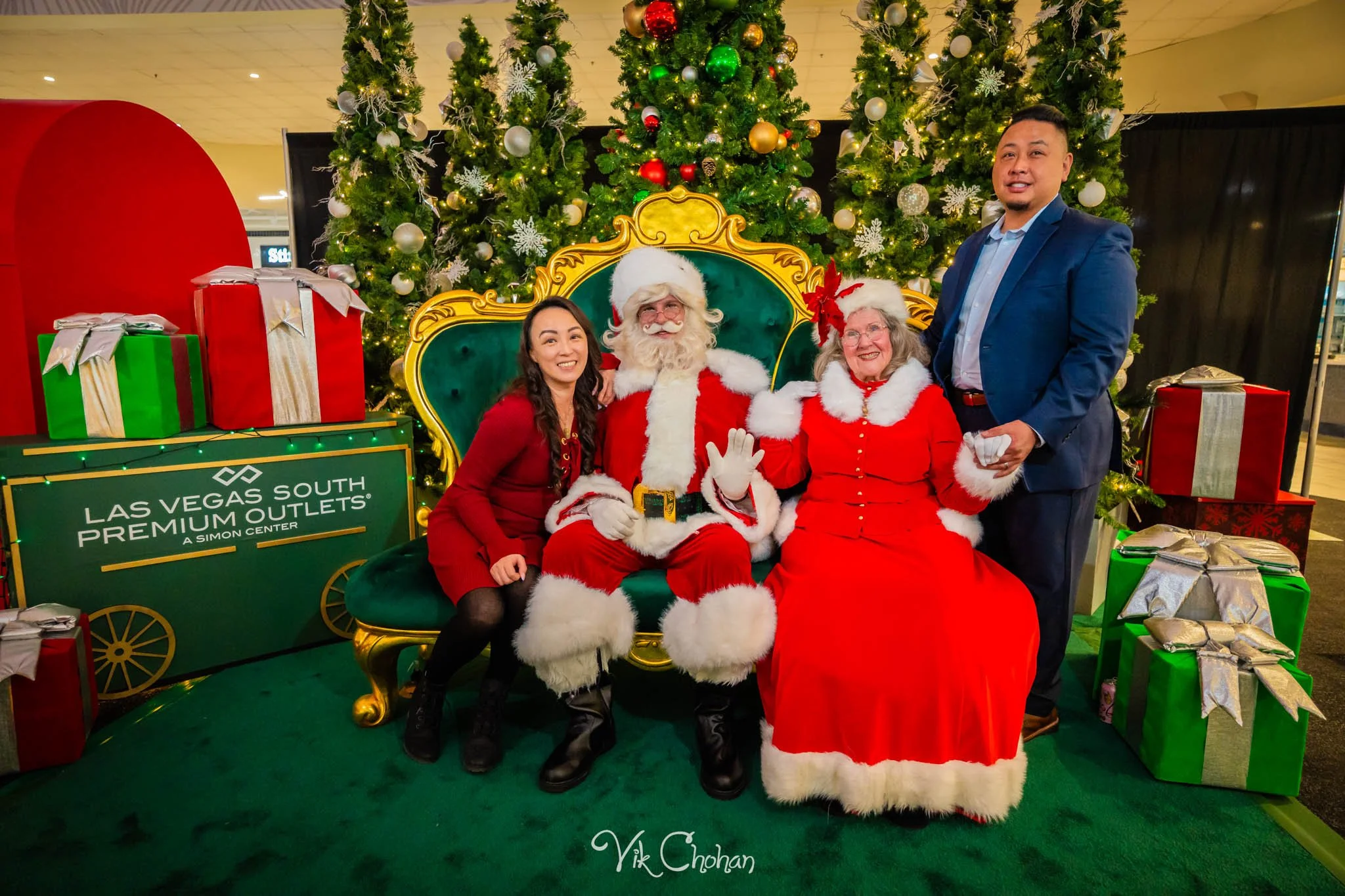 2025-12-10-INTRODeuce-Concierge-Christmas-at-LV-South-Premium-Outlets-2-Vik-Chohan-Photography-Social-Media-VCP-116.jpg