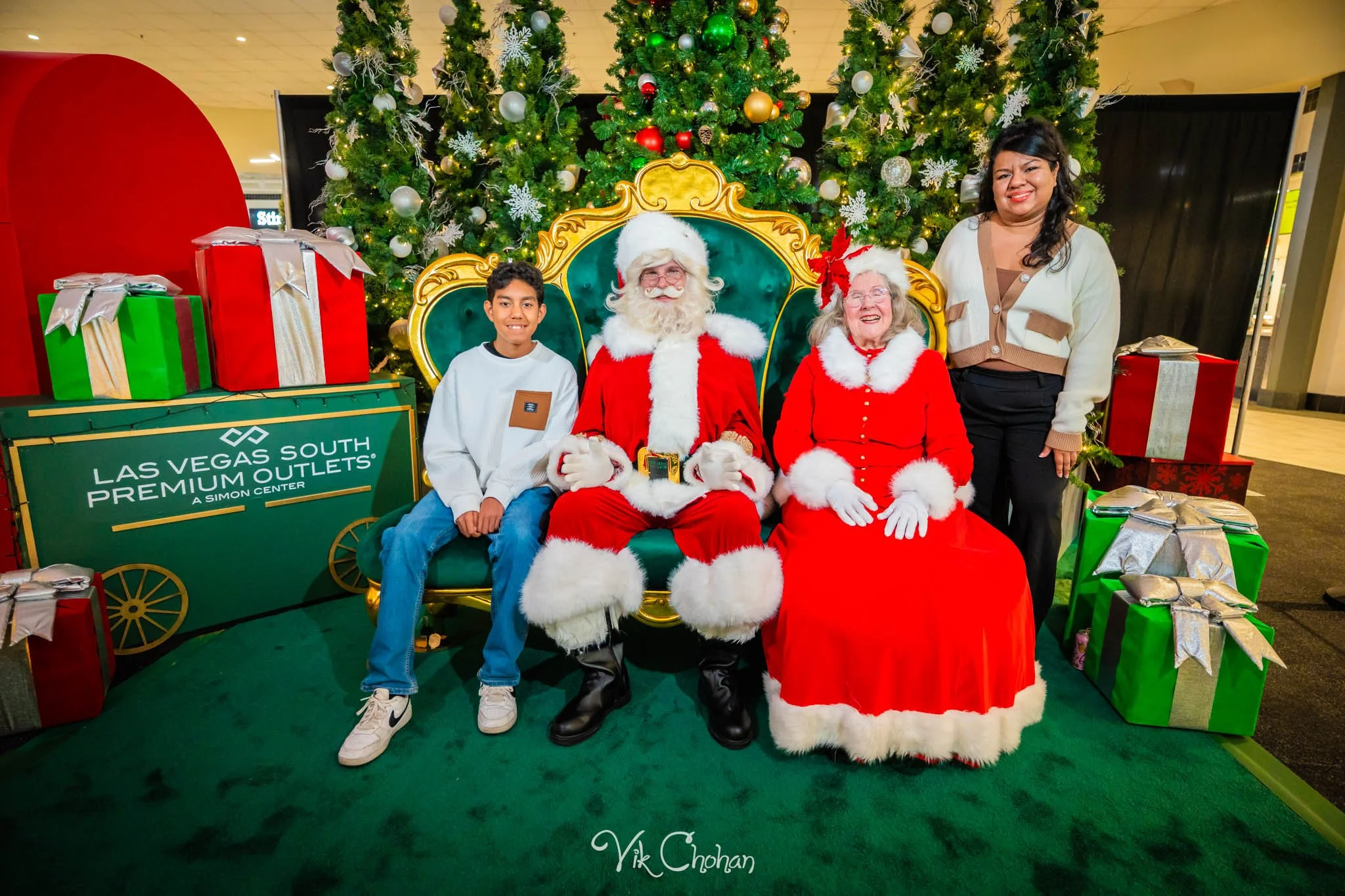 2025-12-10-INTRODeuce-Concierge-Christmas-at-LV-South-Premium-Outlets-2-Vik-Chohan-Photography-Social-Media-VCP-118.jpg