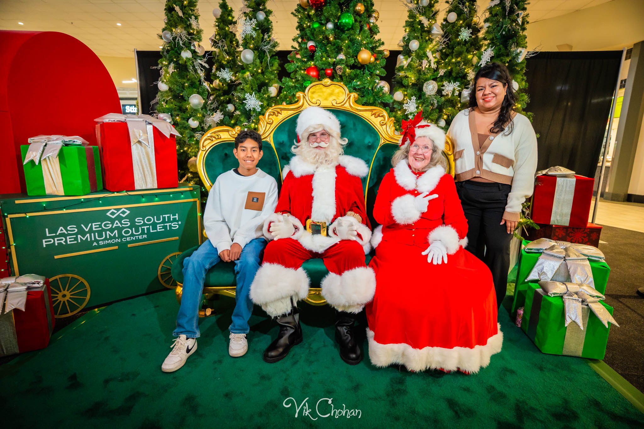 2025-12-10-INTRODeuce-Concierge-Christmas-at-LV-South-Premium-Outlets-2-Vik-Chohan-Photography-Social-Media-VCP-119.jpg