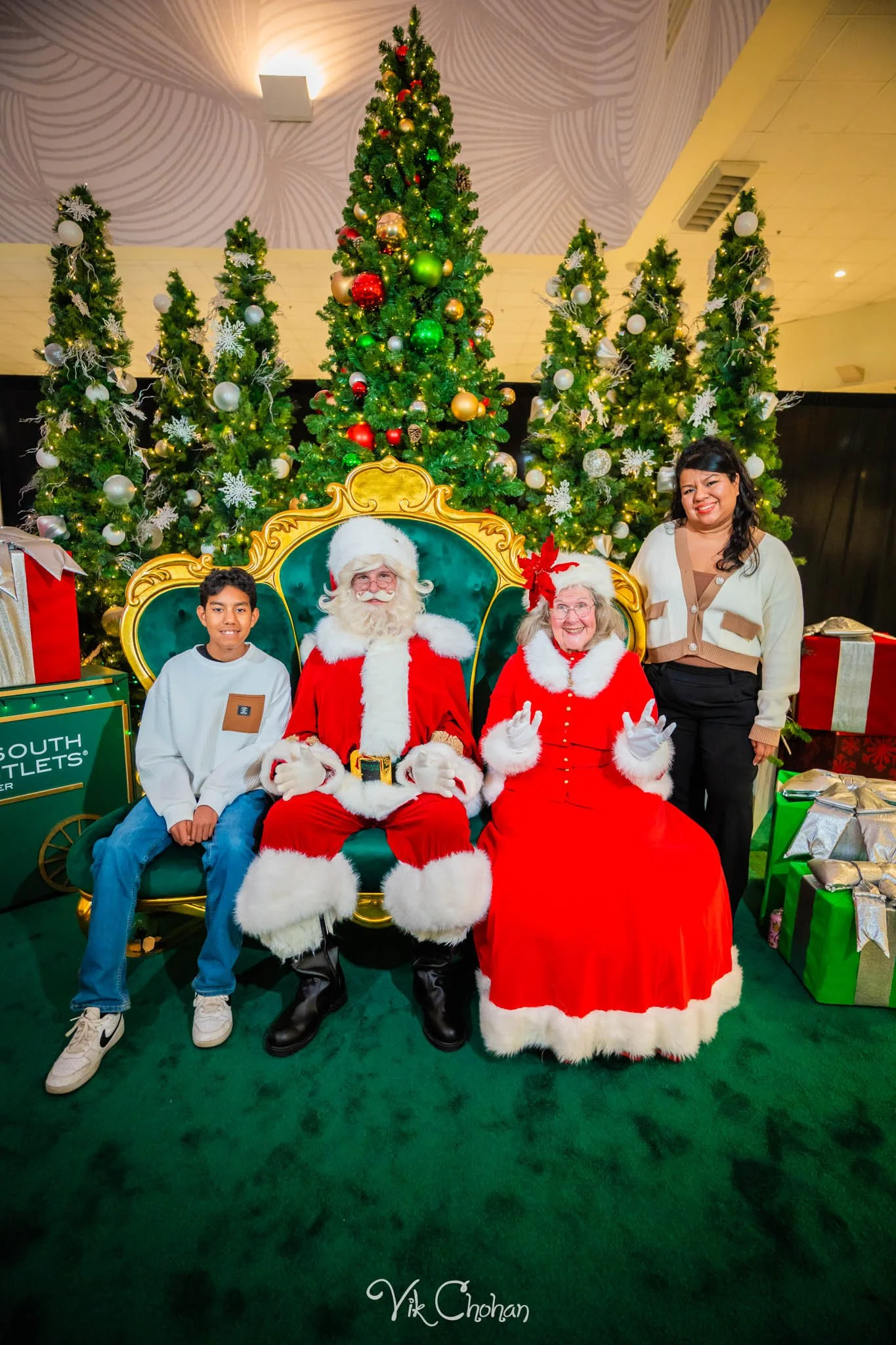 2025-12-10-INTRODeuce-Concierge-Christmas-at-LV-South-Premium-Outlets-2-Vik-Chohan-Photography-Social-Media-VCP-120.jpg