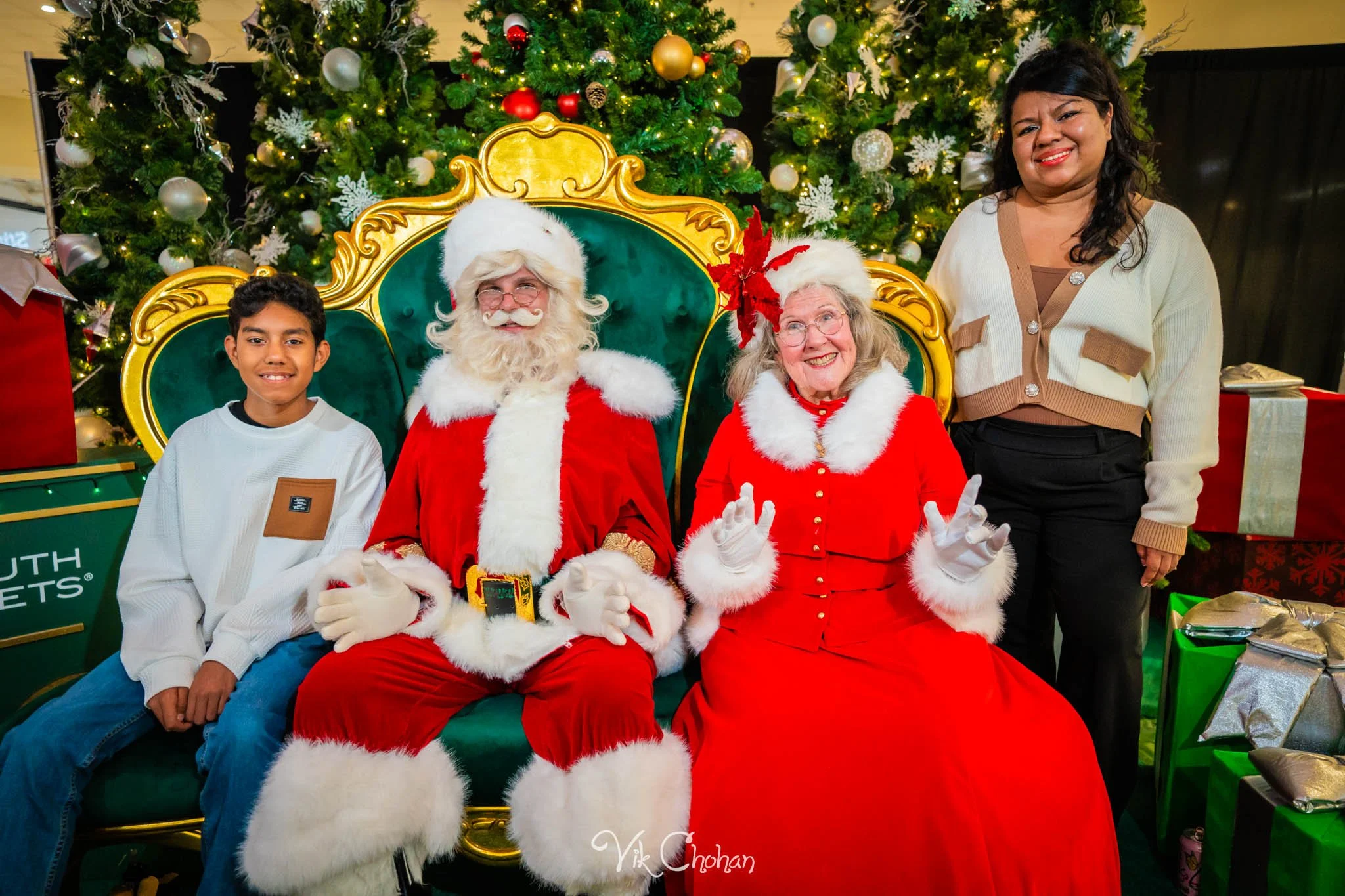 2025-12-10-INTRODeuce-Concierge-Christmas-at-LV-South-Premium-Outlets-2-Vik-Chohan-Photography-Social-Media-VCP-121.jpg