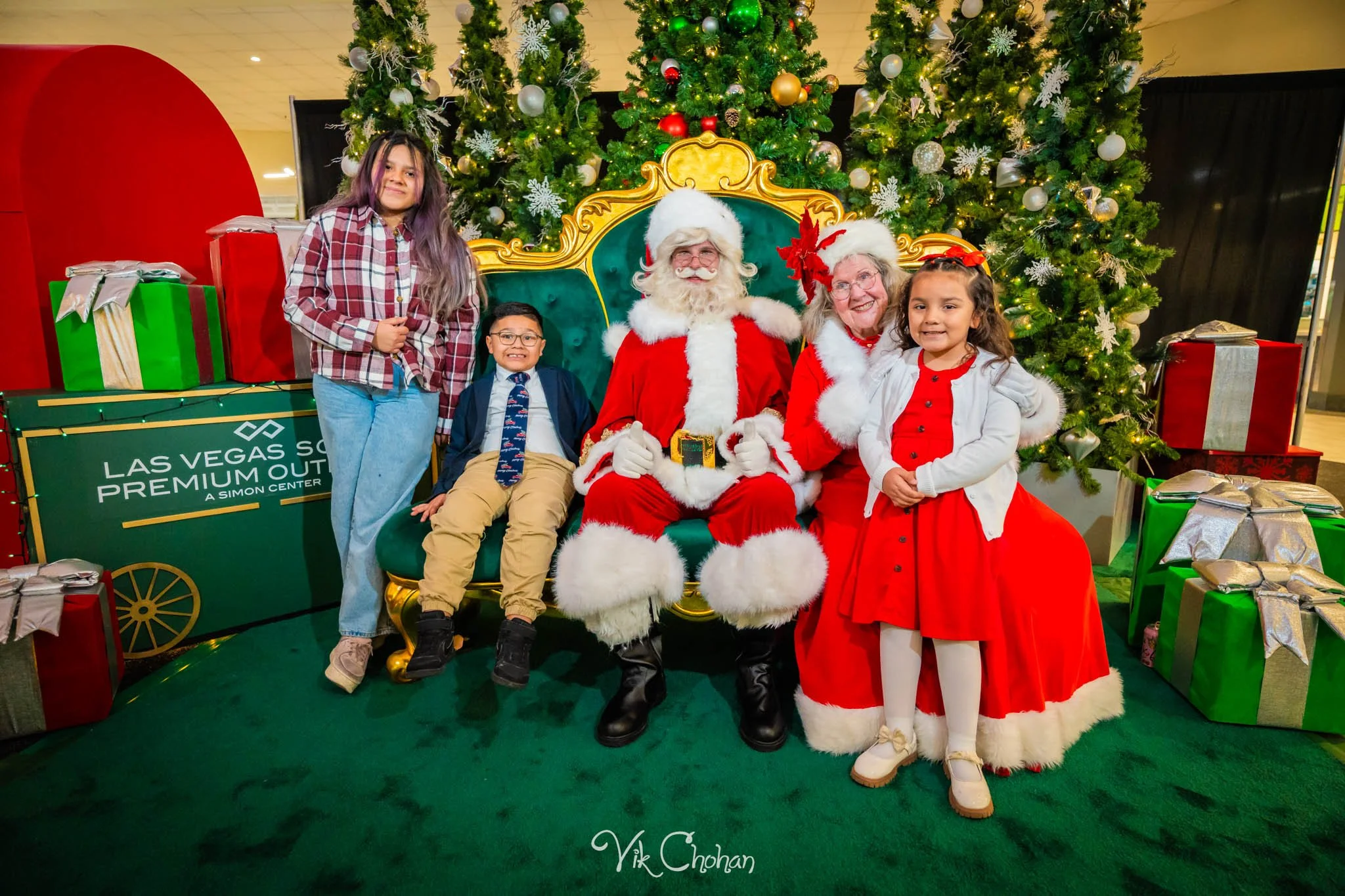 2025-12-10-INTRODeuce-Concierge-Christmas-at-LV-South-Premium-Outlets-2-Vik-Chohan-Photography-Social-Media-VCP-125.jpg