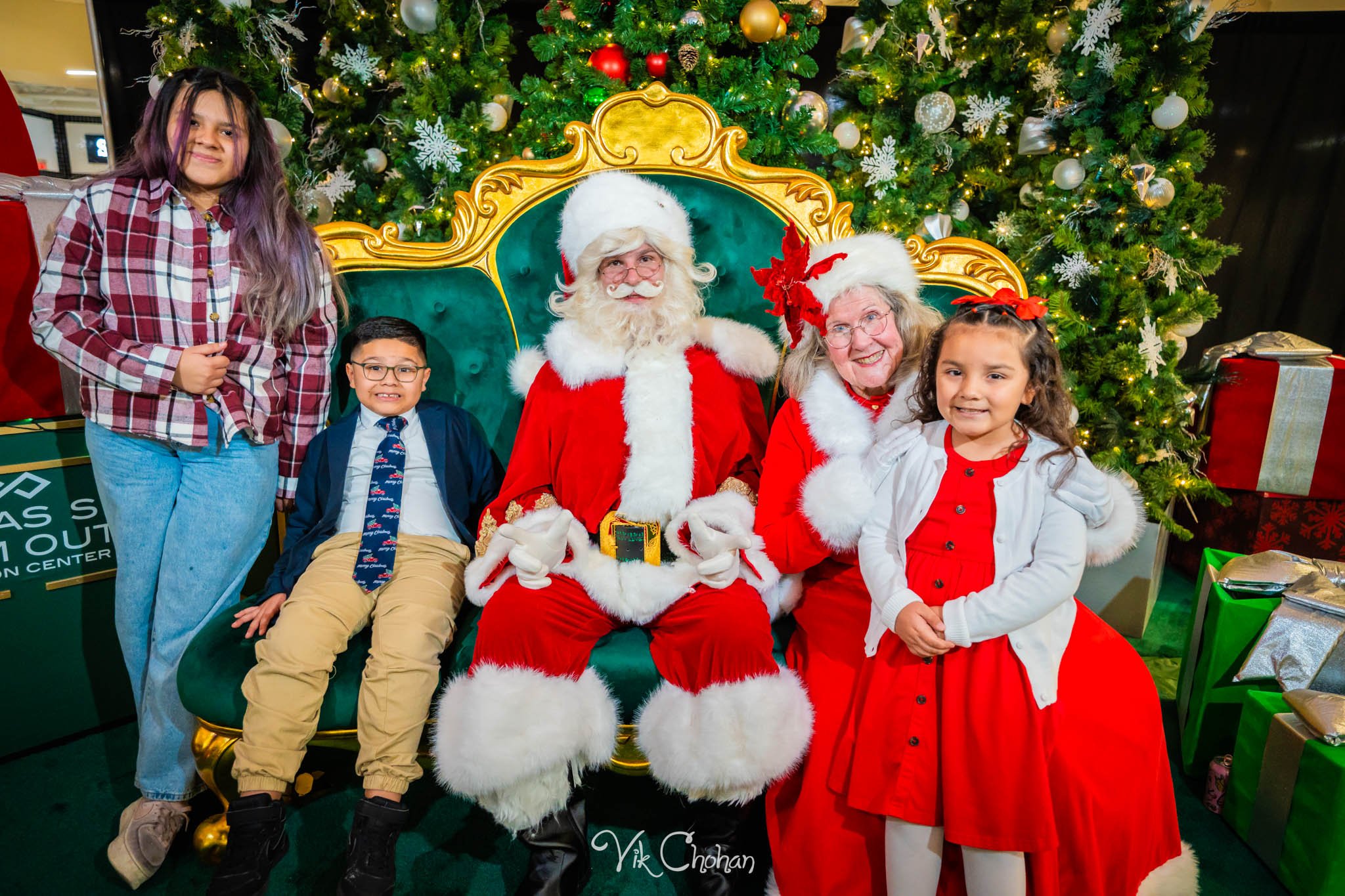 2025-12-10-INTRODeuce-Concierge-Christmas-at-LV-South-Premium-Outlets-2-Vik-Chohan-Photography-Social-Media-VCP-126.jpg