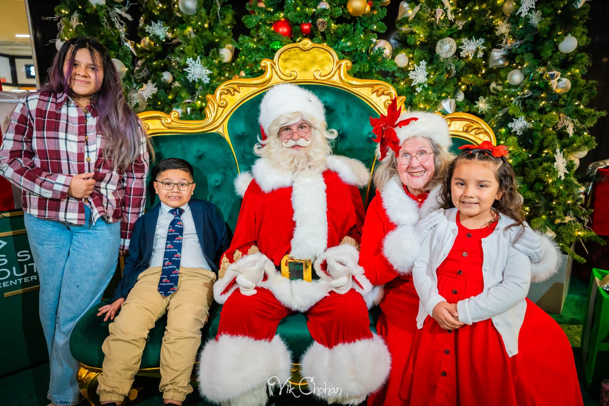 2025-12-10-INTRODeuce-Concierge-Christmas-at-LV-South-Premium-Outlets-2-Vik-Chohan-Photography-Social-Media-VCP-127.jpg