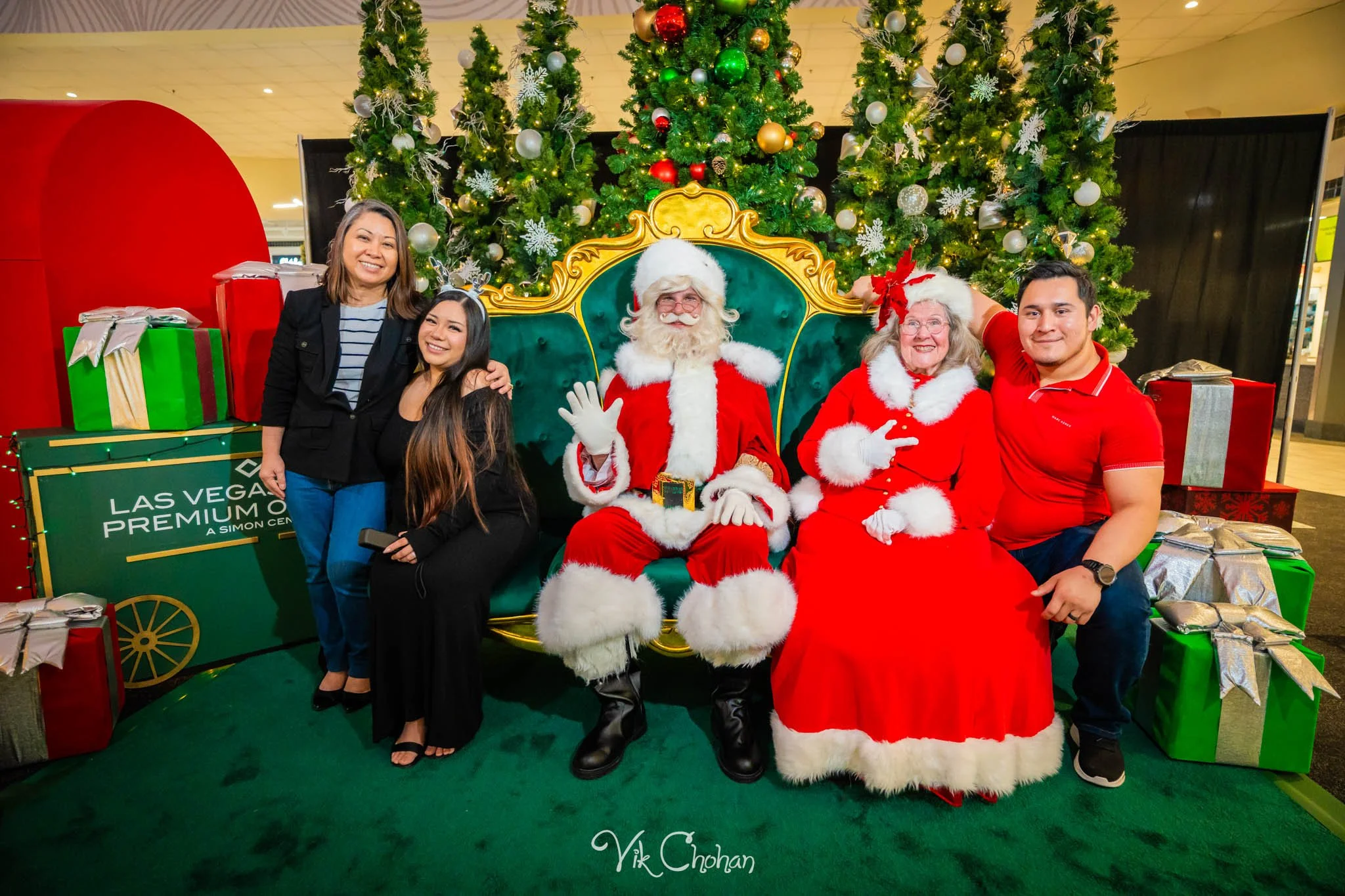 2025-12-10-INTRODeuce-Concierge-Christmas-at-LV-South-Premium-Outlets-2-Vik-Chohan-Photography-Social-Media-VCP-128.jpg