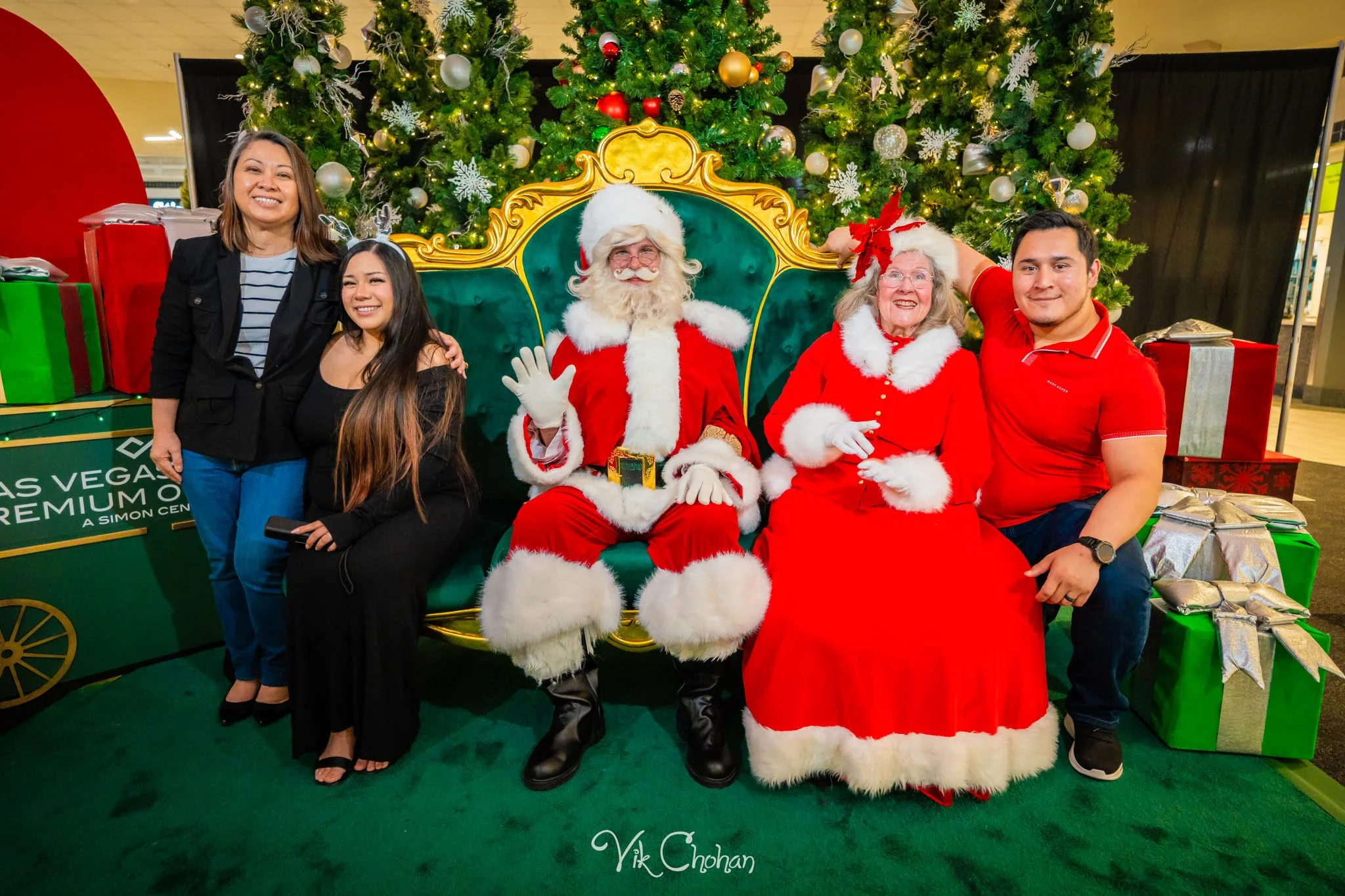 2025-12-10-INTRODeuce-Concierge-Christmas-at-LV-South-Premium-Outlets-2-Vik-Chohan-Photography-Social-Media-VCP-129.jpg