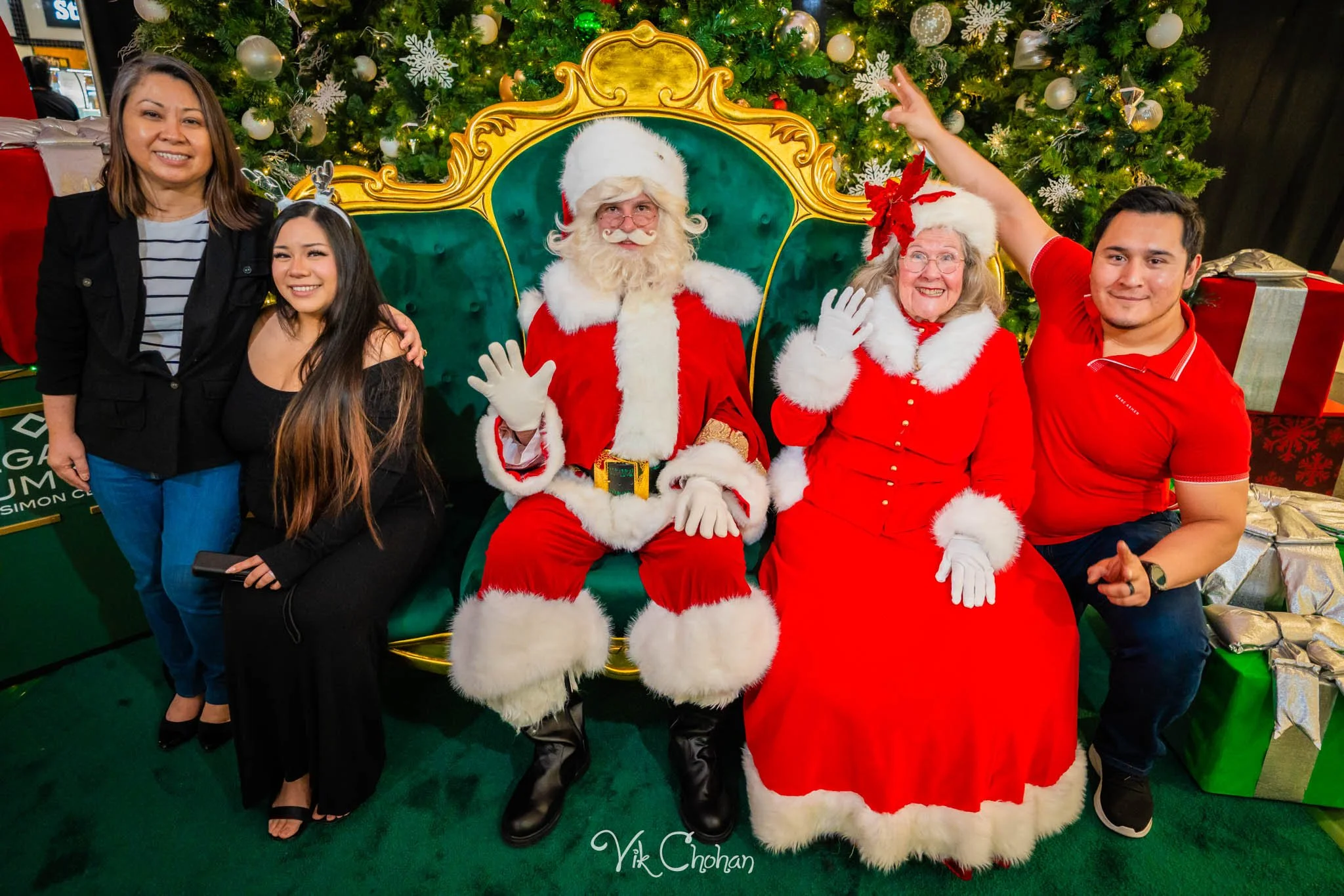 2025-12-10-INTRODeuce-Concierge-Christmas-at-LV-South-Premium-Outlets-2-Vik-Chohan-Photography-Social-Media-VCP-130.jpg
