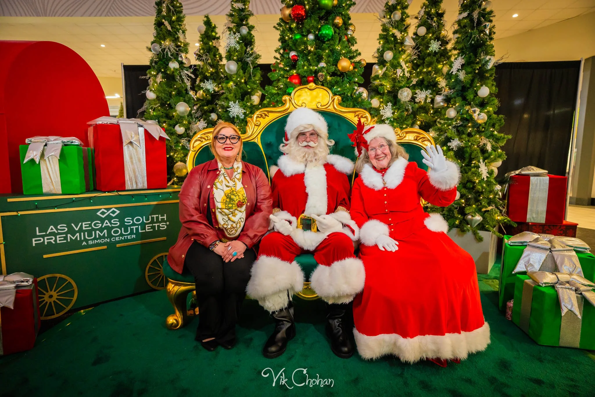 2025-12-10-INTRODeuce-Concierge-Christmas-at-LV-South-Premium-Outlets-2-Vik-Chohan-Photography-Social-Media-VCP-131.jpg