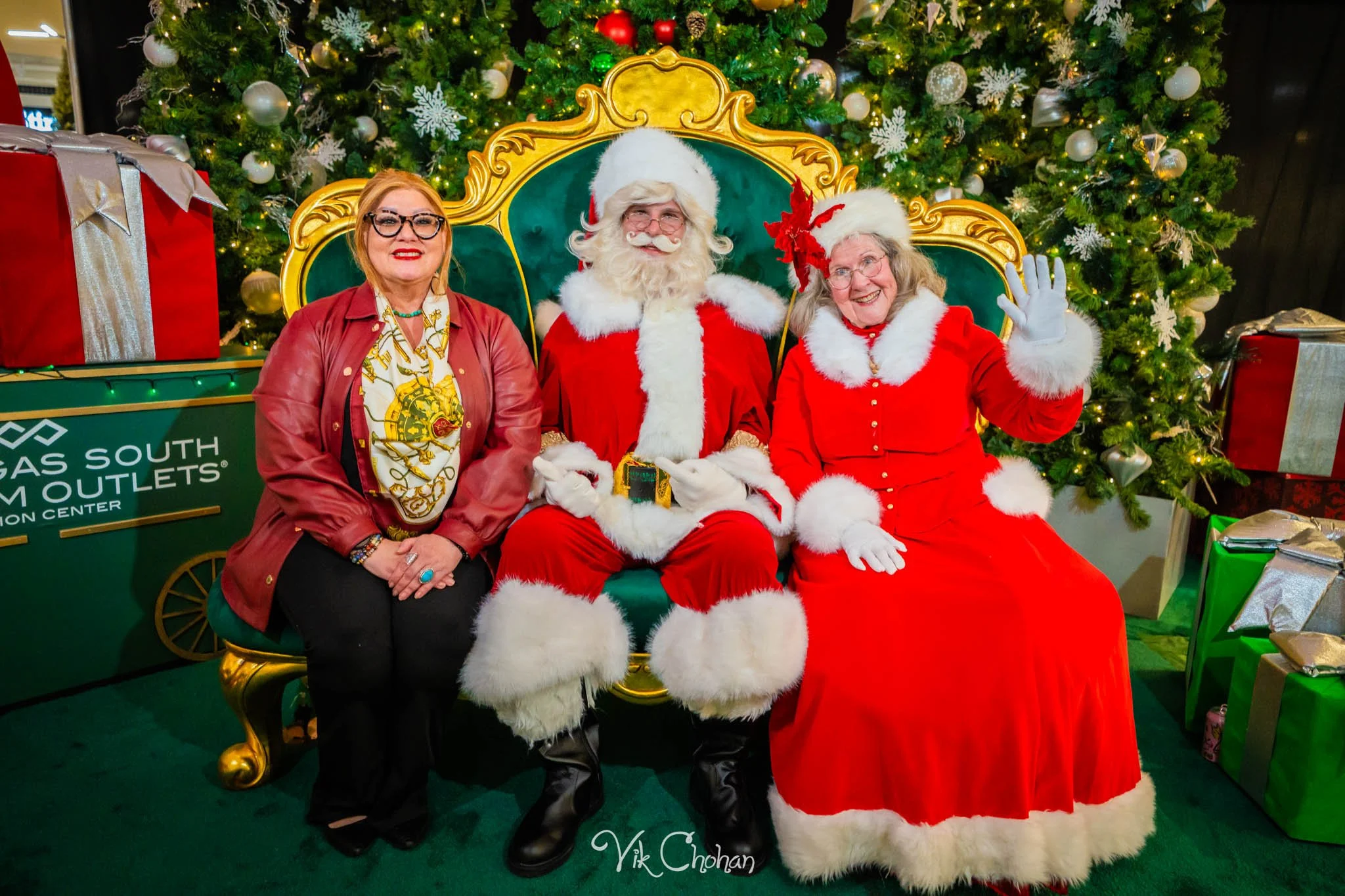 2025-12-10-INTRODeuce-Concierge-Christmas-at-LV-South-Premium-Outlets-2-Vik-Chohan-Photography-Social-Media-VCP-132.jpg