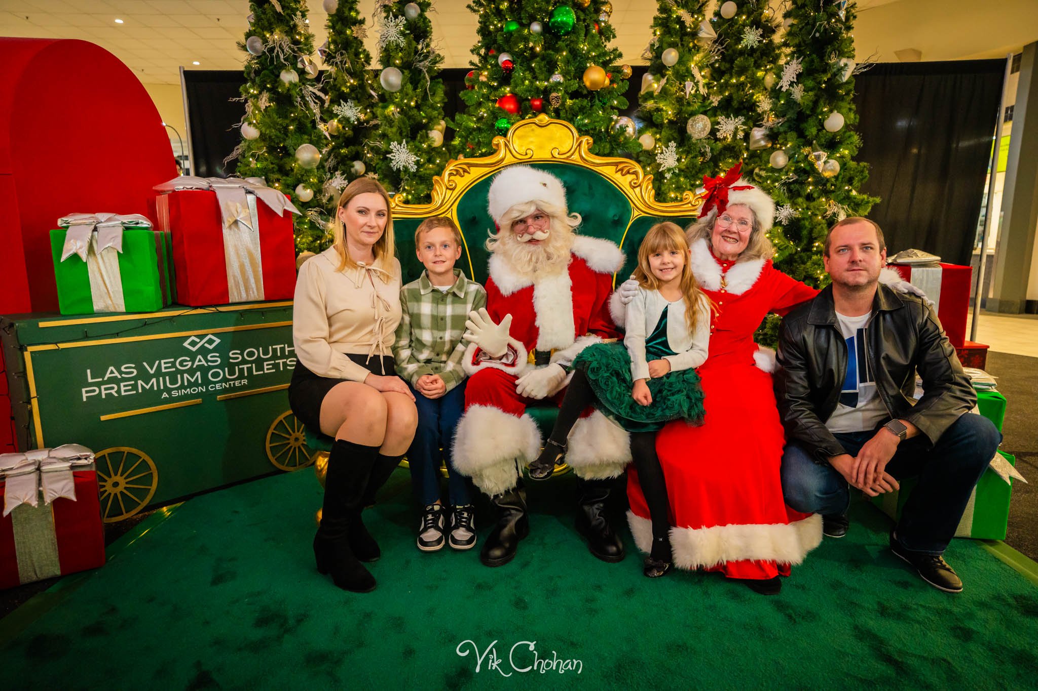 2025-12-10-INTRODeuce-Concierge-Christmas-at-LV-South-Premium-Outlets-2-Vik-Chohan-Photography-Social-Media-VCP-134.jpg