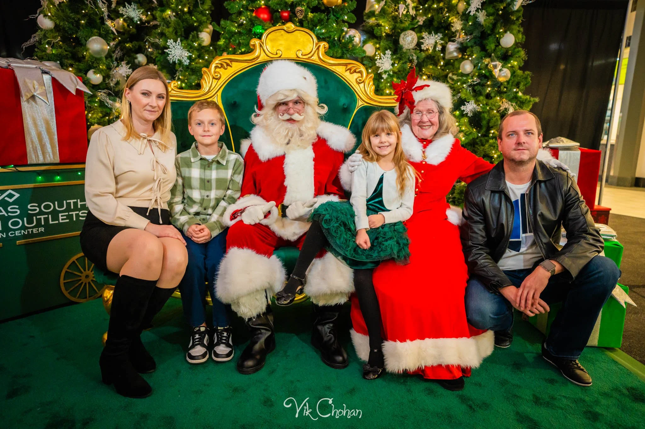 2025-12-10-INTRODeuce-Concierge-Christmas-at-LV-South-Premium-Outlets-2-Vik-Chohan-Photography-Social-Media-VCP-135.jpg
