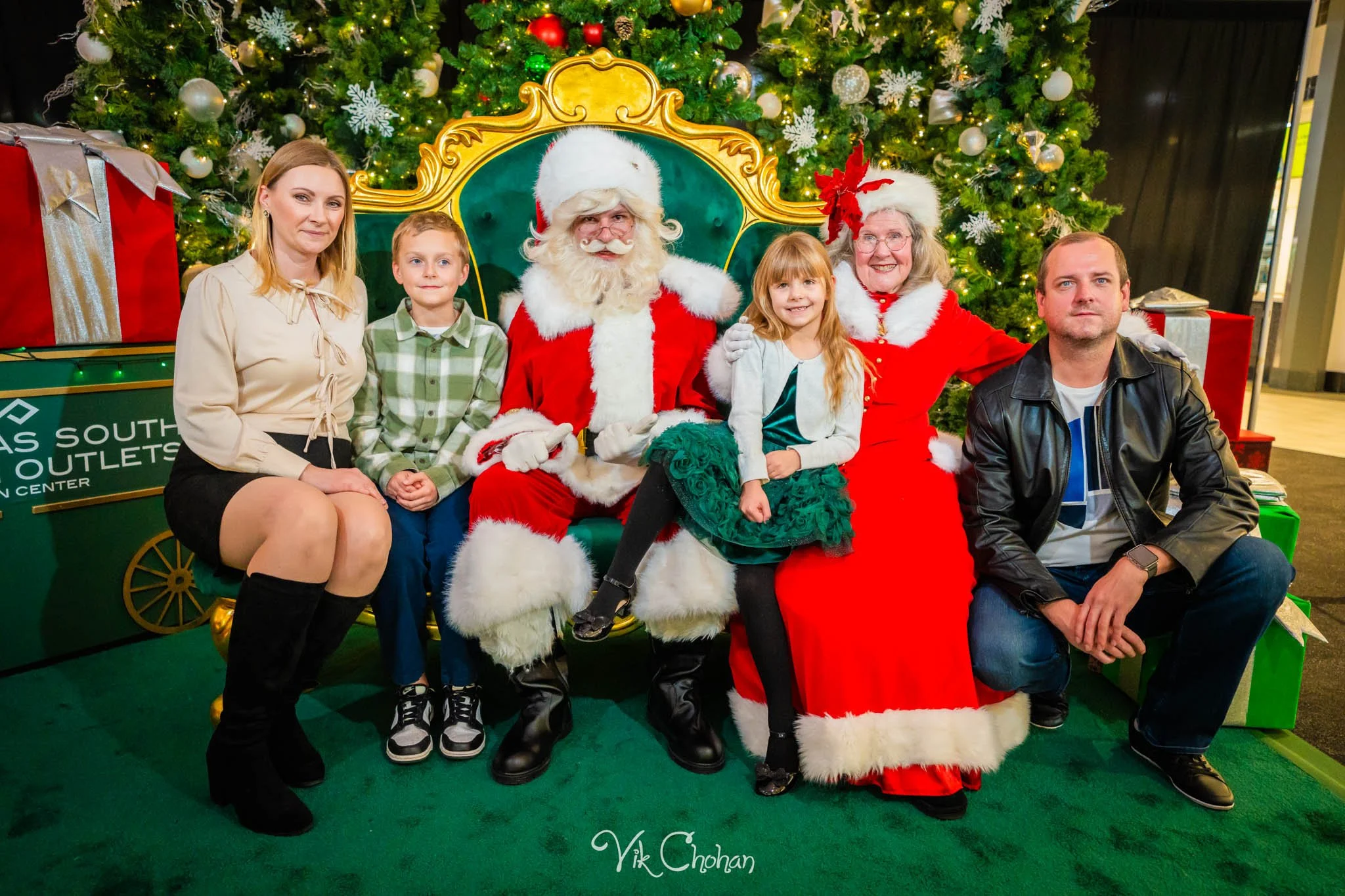 2025-12-10-INTRODeuce-Concierge-Christmas-at-LV-South-Premium-Outlets-2-Vik-Chohan-Photography-Social-Media-VCP-136.jpg
