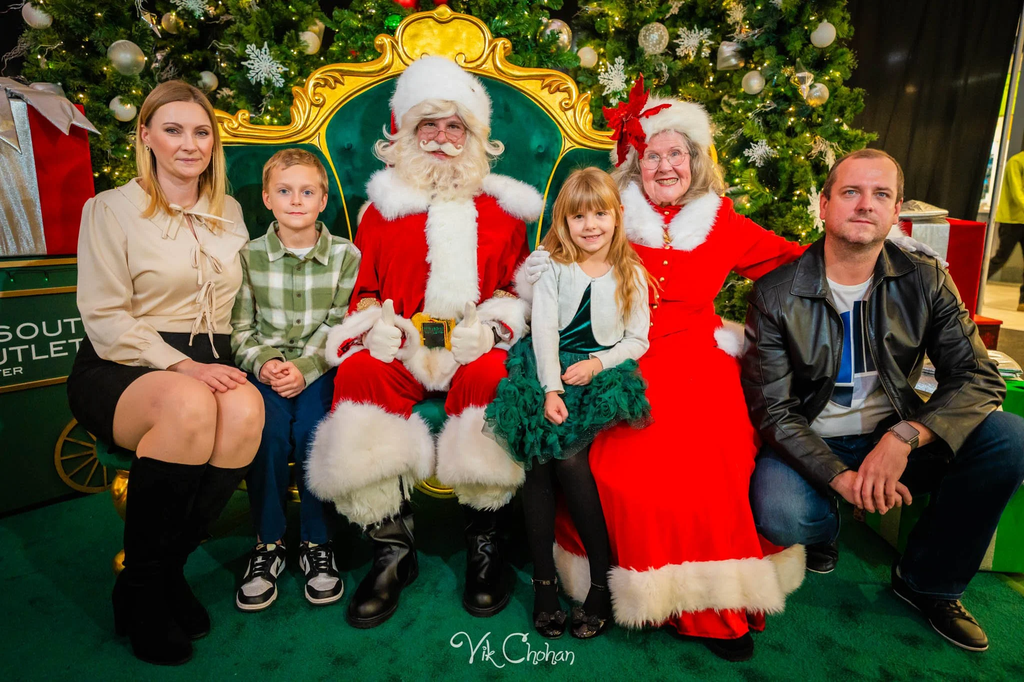 2025-12-10-INTRODeuce-Concierge-Christmas-at-LV-South-Premium-Outlets-2-Vik-Chohan-Photography-Social-Media-VCP-137.jpg