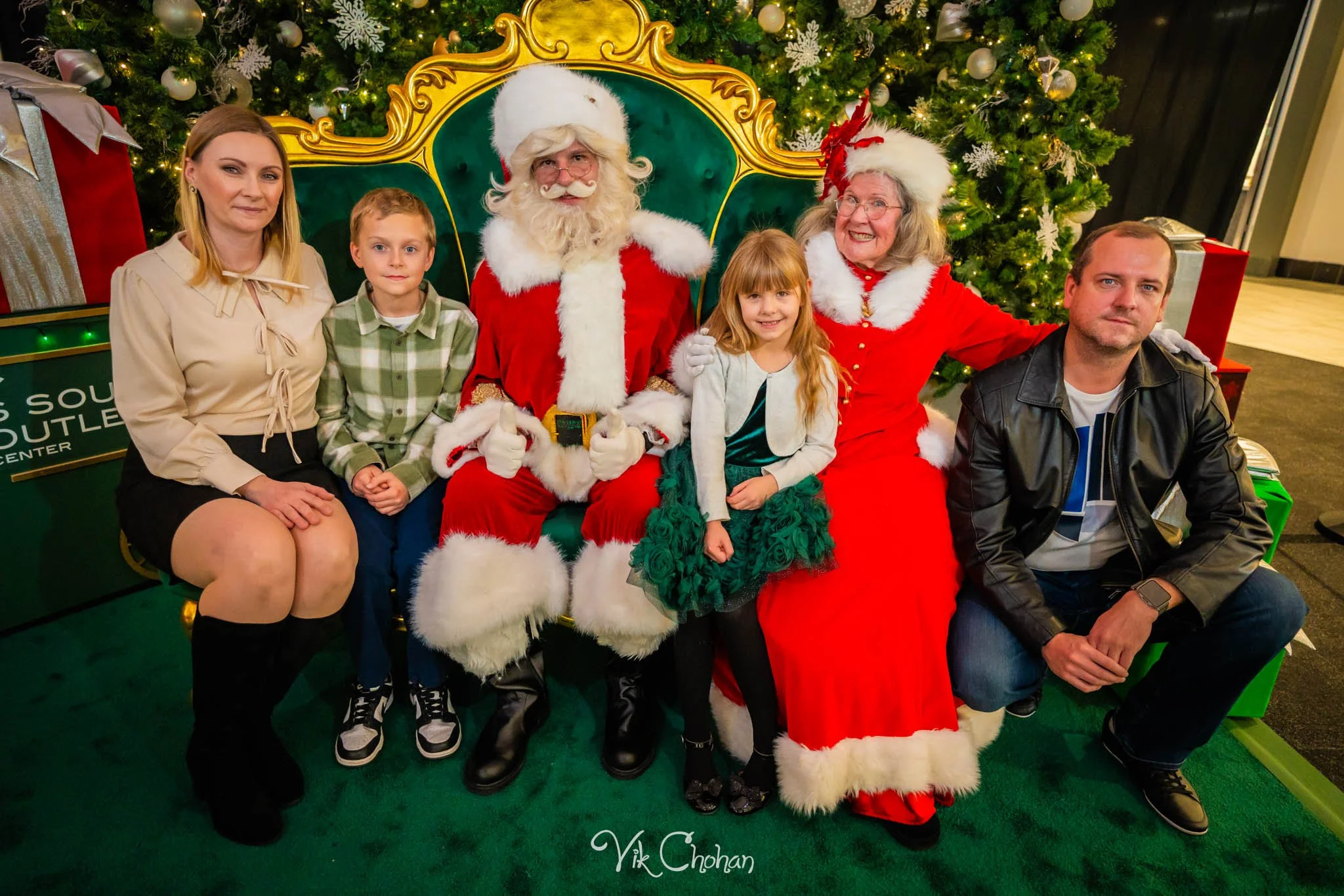2025-12-10-INTRODeuce-Concierge-Christmas-at-LV-South-Premium-Outlets-2-Vik-Chohan-Photography-Social-Media-VCP-138.jpg