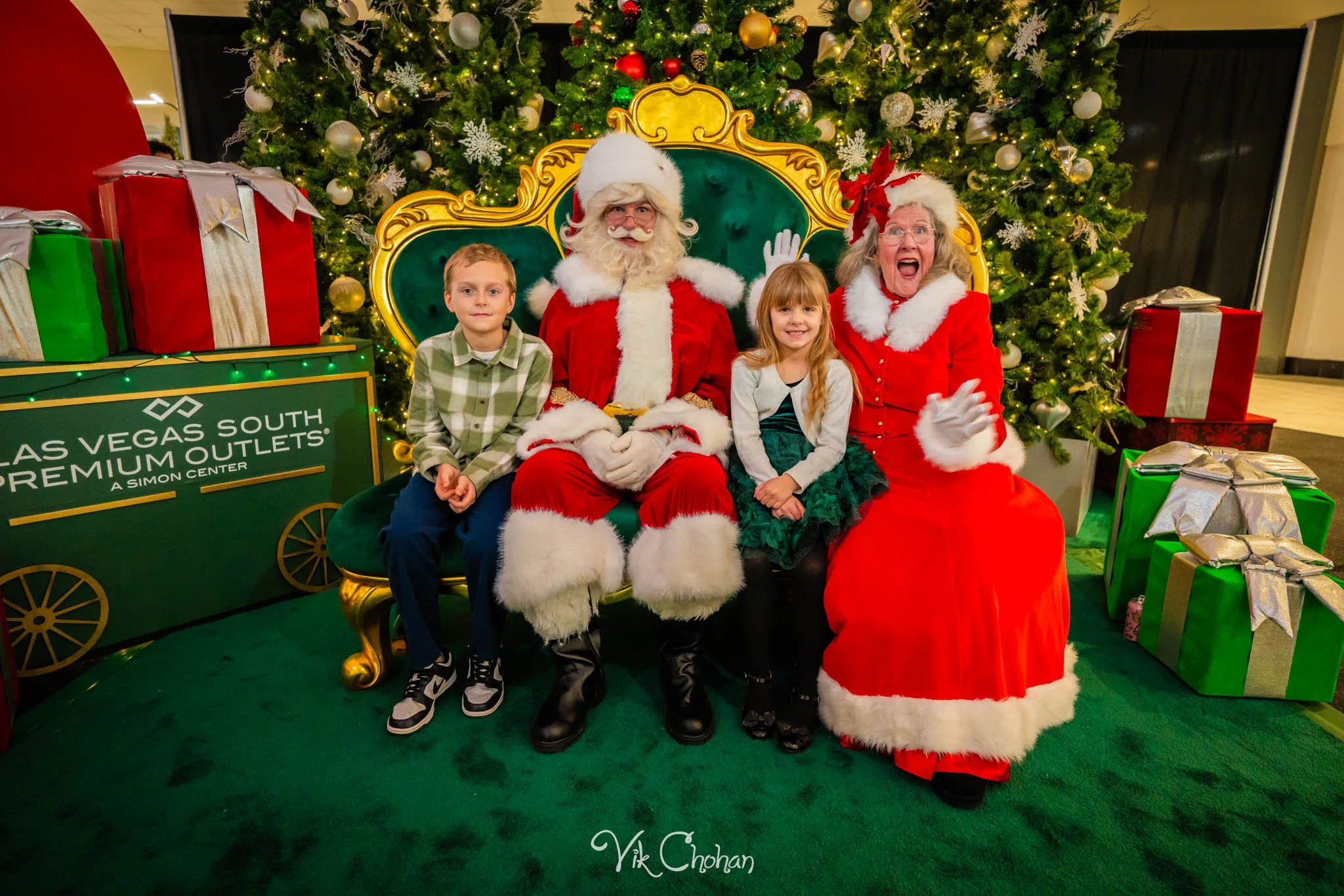 2025-12-10-INTRODeuce-Concierge-Christmas-at-LV-South-Premium-Outlets-2-Vik-Chohan-Photography-Social-Media-VCP-139.jpg