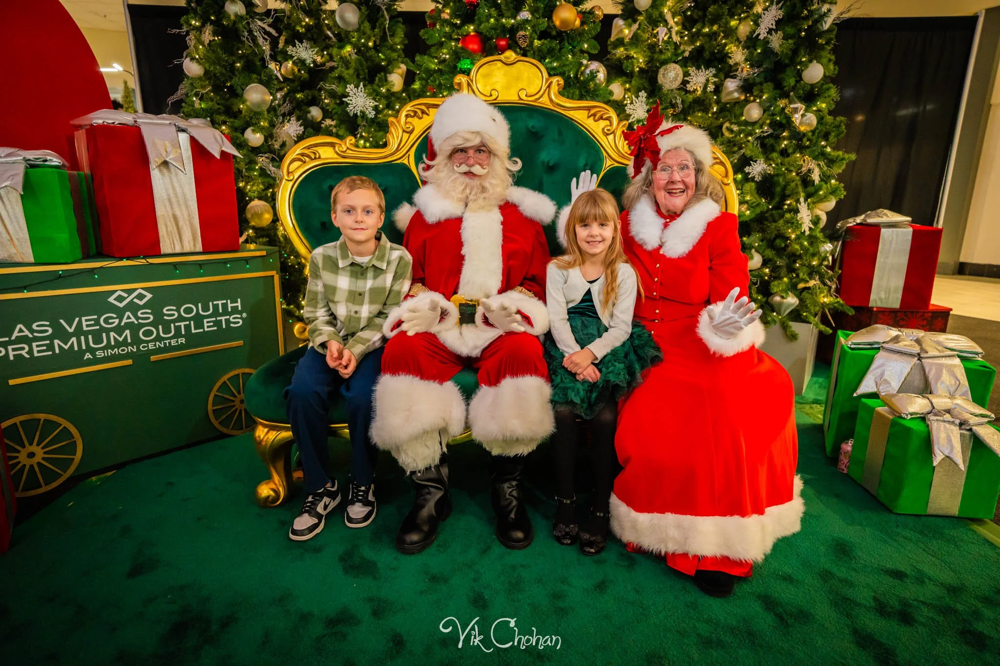 2025-12-10-INTRODeuce-Concierge-Christmas-at-LV-South-Premium-Outlets-2-Vik-Chohan-Photography-Social-Media-VCP-140.jpg