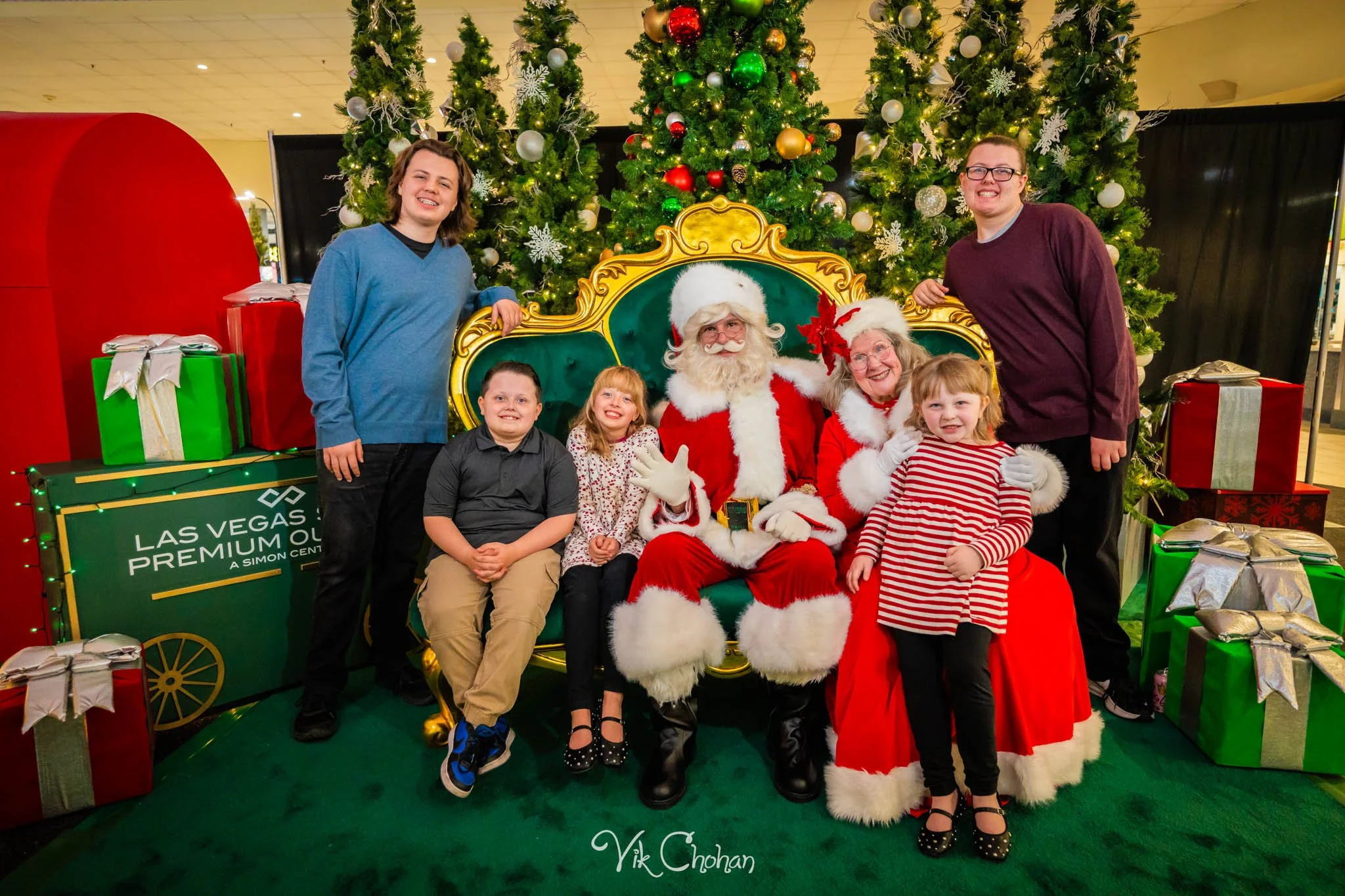 2025-12-10-INTRODeuce-Concierge-Christmas-at-LV-South-Premium-Outlets-2-Vik-Chohan-Photography-Social-Media-VCP-142.jpg