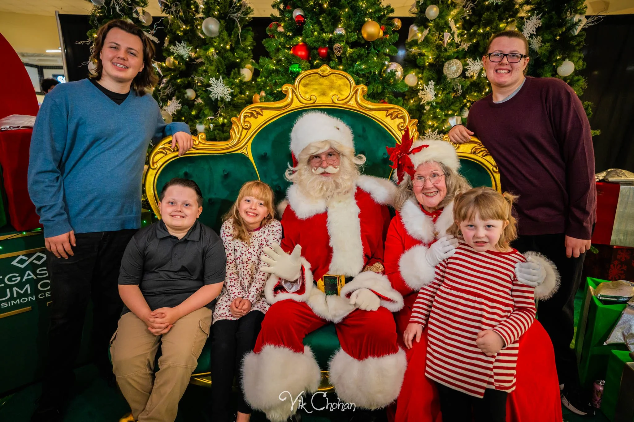 2025-12-10-INTRODeuce-Concierge-Christmas-at-LV-South-Premium-Outlets-2-Vik-Chohan-Photography-Social-Media-VCP-144.jpg