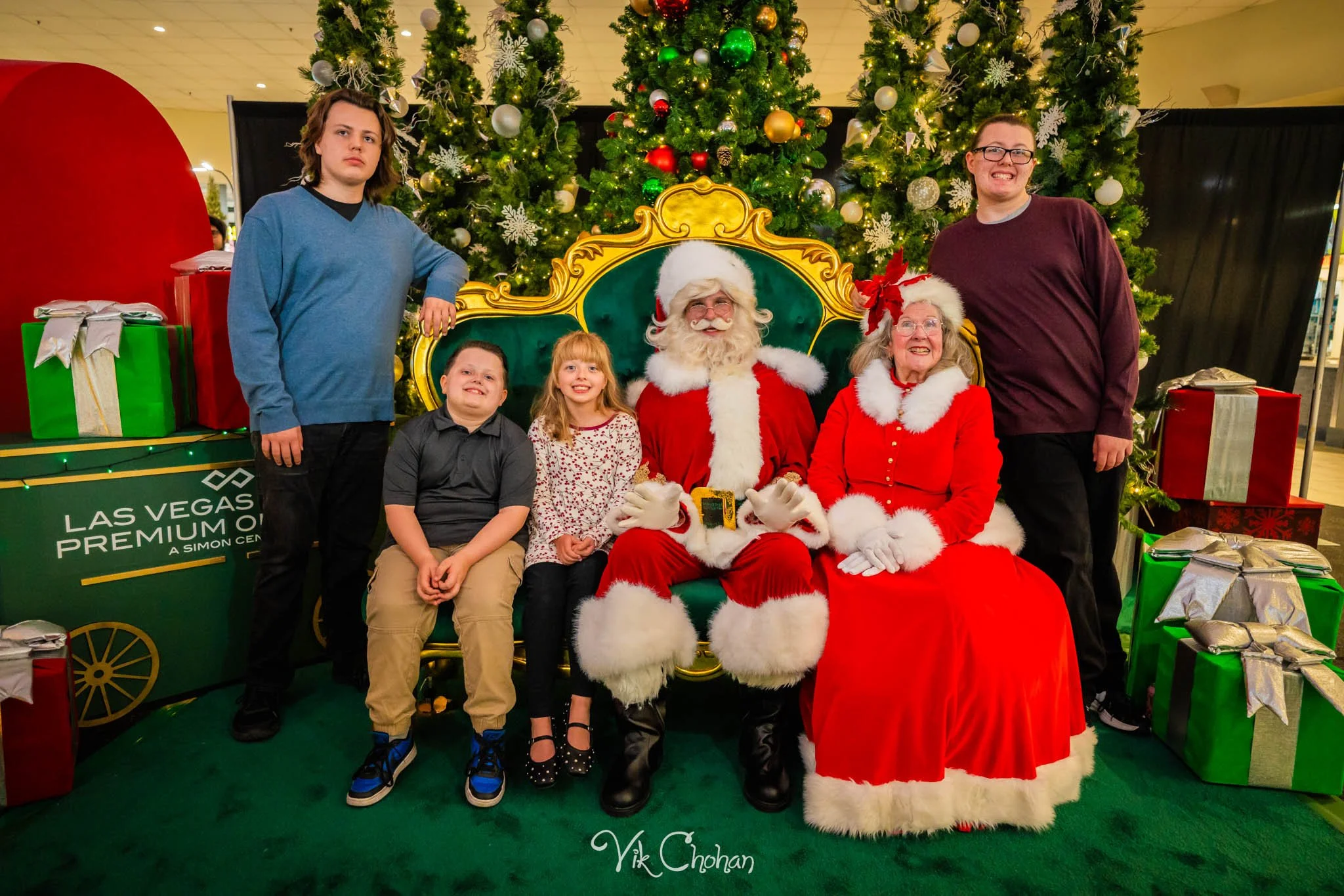 2025-12-10-INTRODeuce-Concierge-Christmas-at-LV-South-Premium-Outlets-2-Vik-Chohan-Photography-Social-Media-VCP-145.jpg