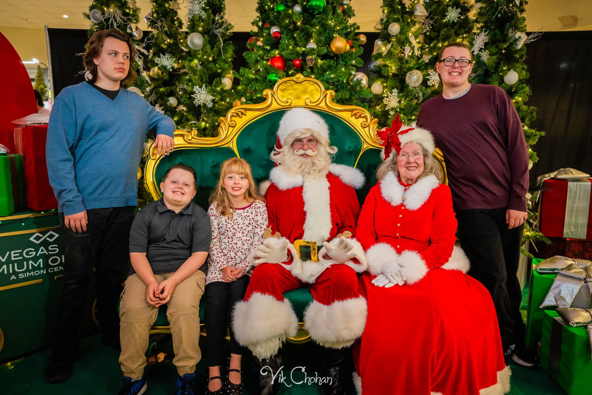 2025-12-10-INTRODeuce-Concierge-Christmas-at-LV-South-Premium-Outlets-2-Vik-Chohan-Photography-Social-Media-VCP-146.jpg