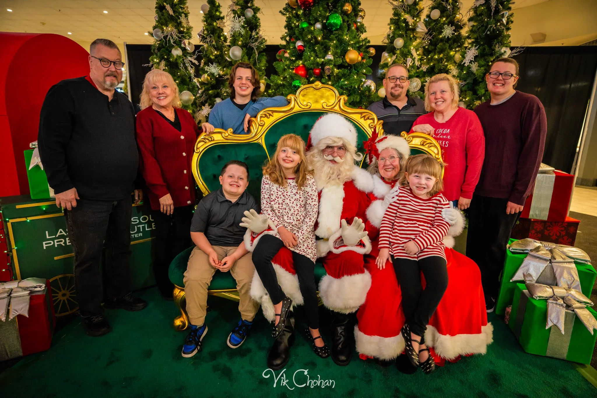 2025-12-10-INTRODeuce-Concierge-Christmas-at-LV-South-Premium-Outlets-2-Vik-Chohan-Photography-Social-Media-VCP-148.jpg
