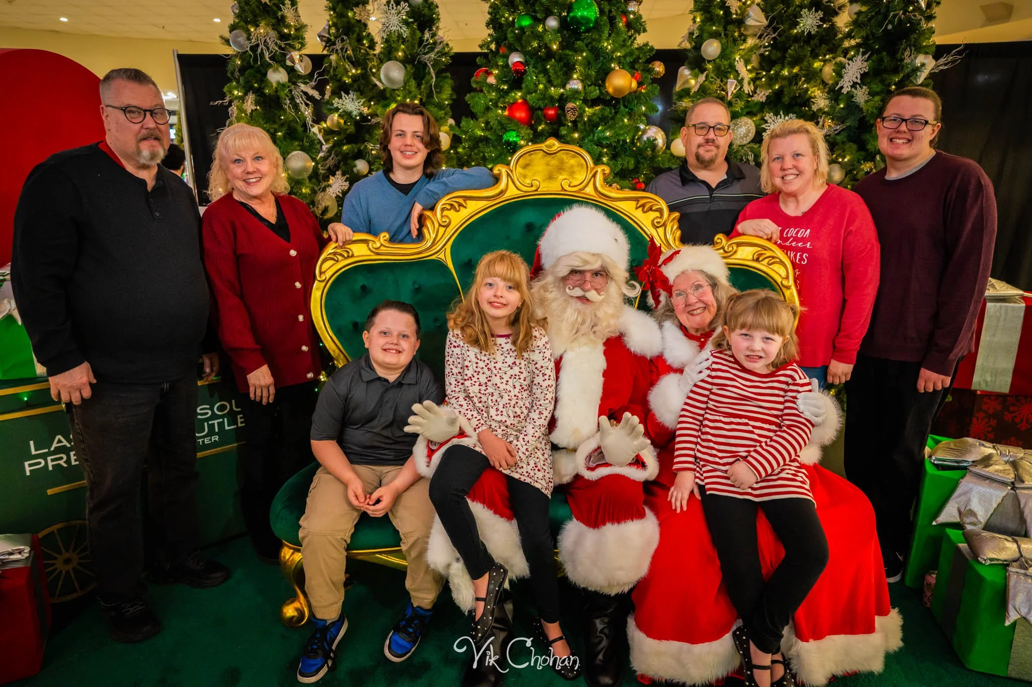2025-12-10-INTRODeuce-Concierge-Christmas-at-LV-South-Premium-Outlets-2-Vik-Chohan-Photography-Social-Media-VCP-149.jpg