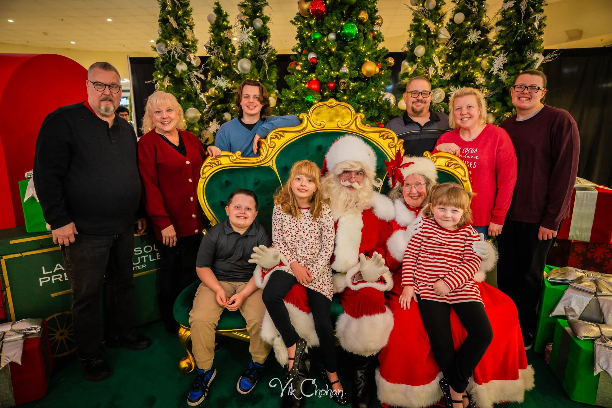 2025-12-10-INTRODeuce-Concierge-Christmas-at-LV-South-Premium-Outlets-2-Vik-Chohan-Photography-Social-Media-VCP-150.jpg