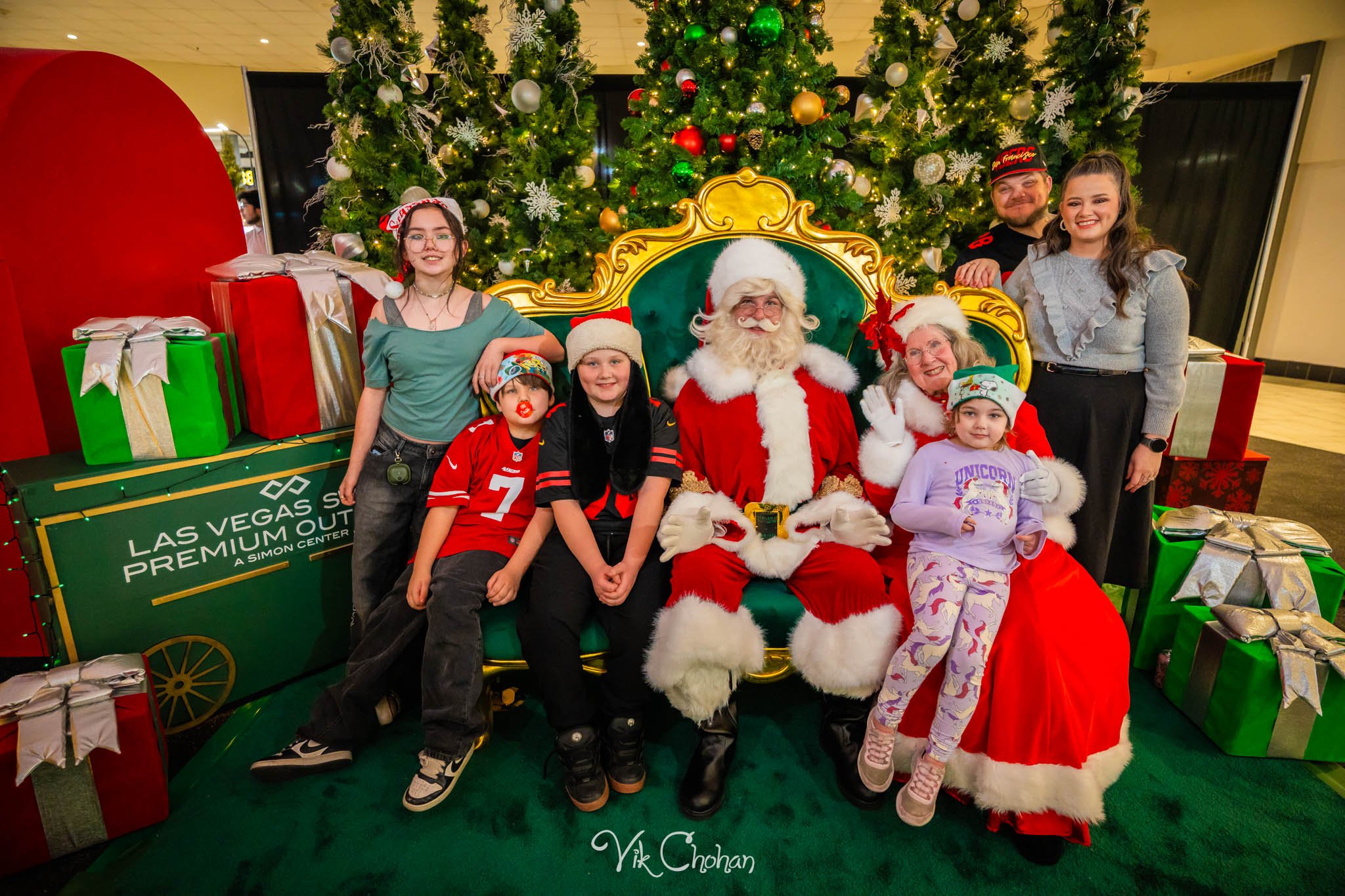 2025-12-10-INTRODeuce-Concierge-Christmas-at-LV-South-Premium-Outlets-2-Vik-Chohan-Photography-Social-Media-VCP-151.jpg