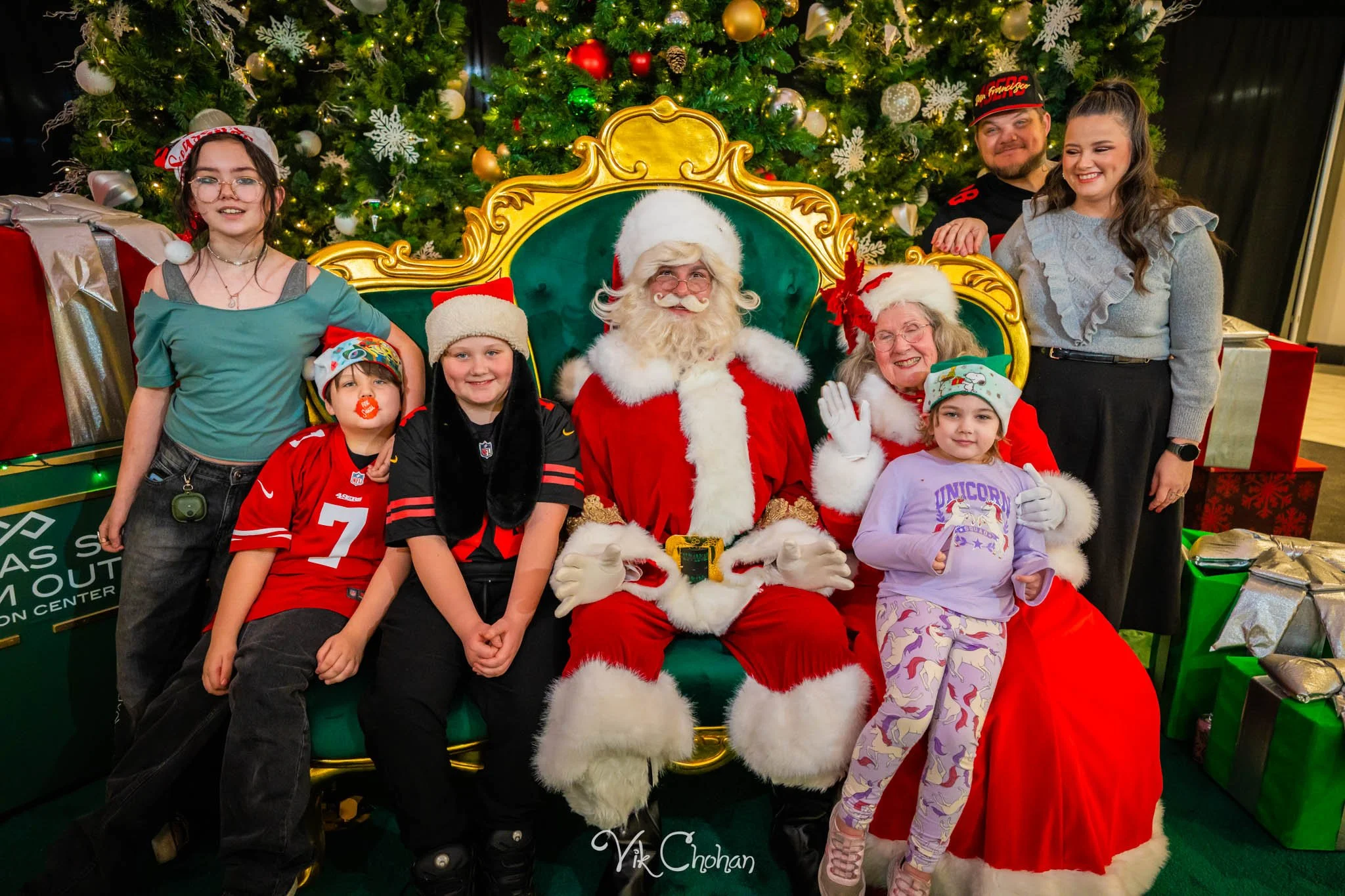 2025-12-10-INTRODeuce-Concierge-Christmas-at-LV-South-Premium-Outlets-2-Vik-Chohan-Photography-Social-Media-VCP-152.jpg