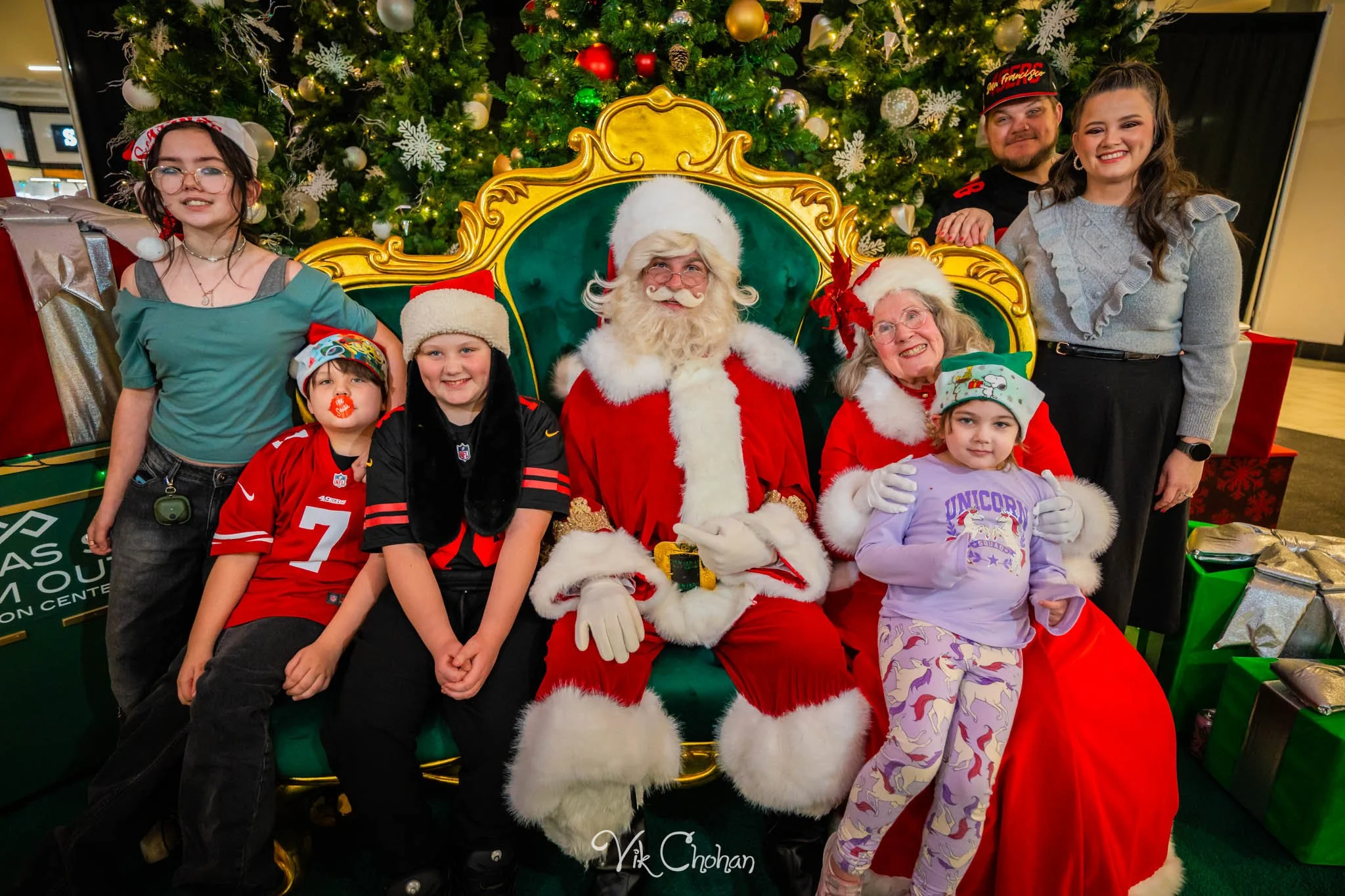 2025-12-10-INTRODeuce-Concierge-Christmas-at-LV-South-Premium-Outlets-2-Vik-Chohan-Photography-Social-Media-VCP-153.jpg