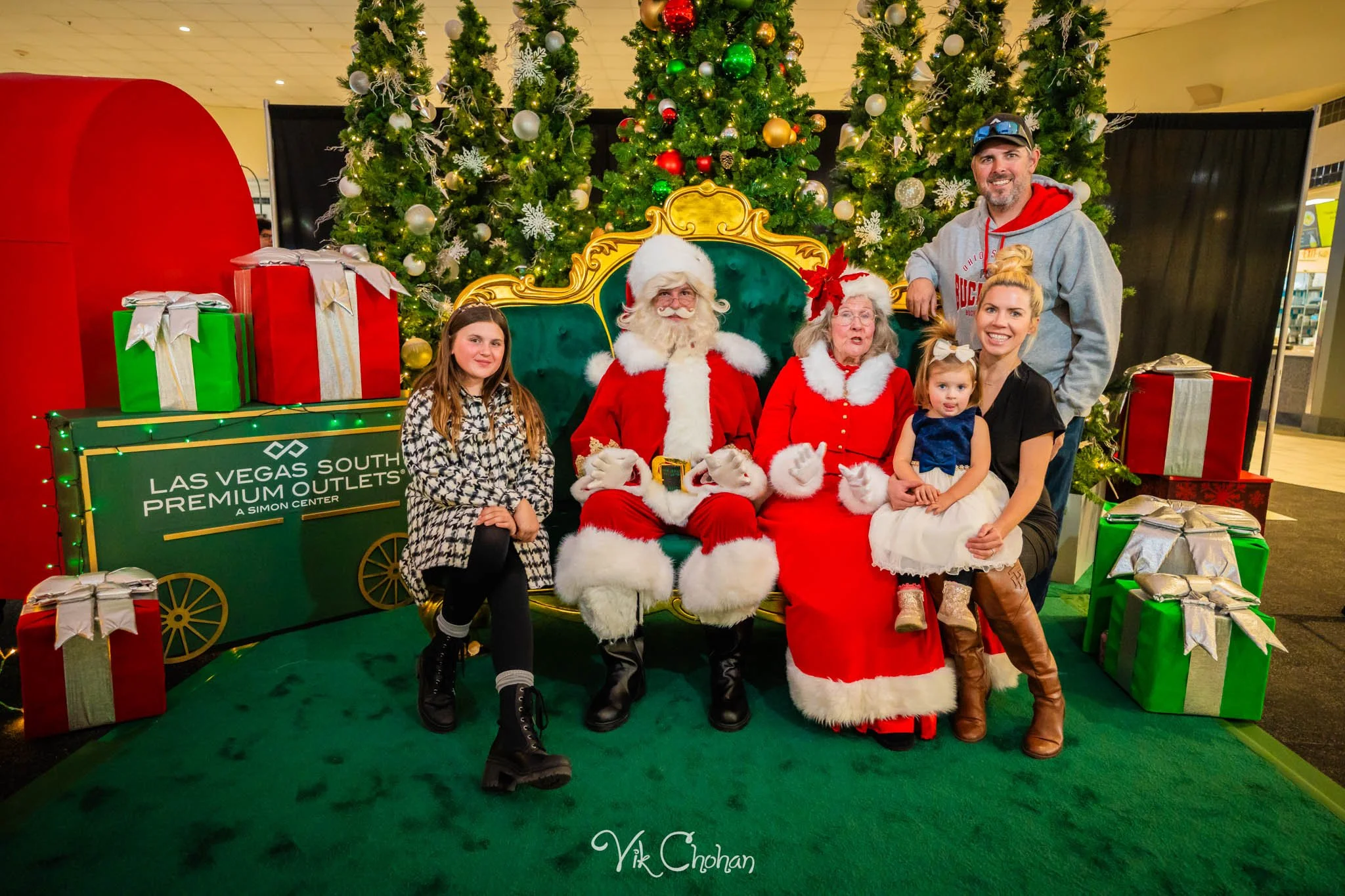 2025-12-10-INTRODeuce-Concierge-Christmas-at-LV-South-Premium-Outlets-2-Vik-Chohan-Photography-Social-Media-VCP-154.jpg