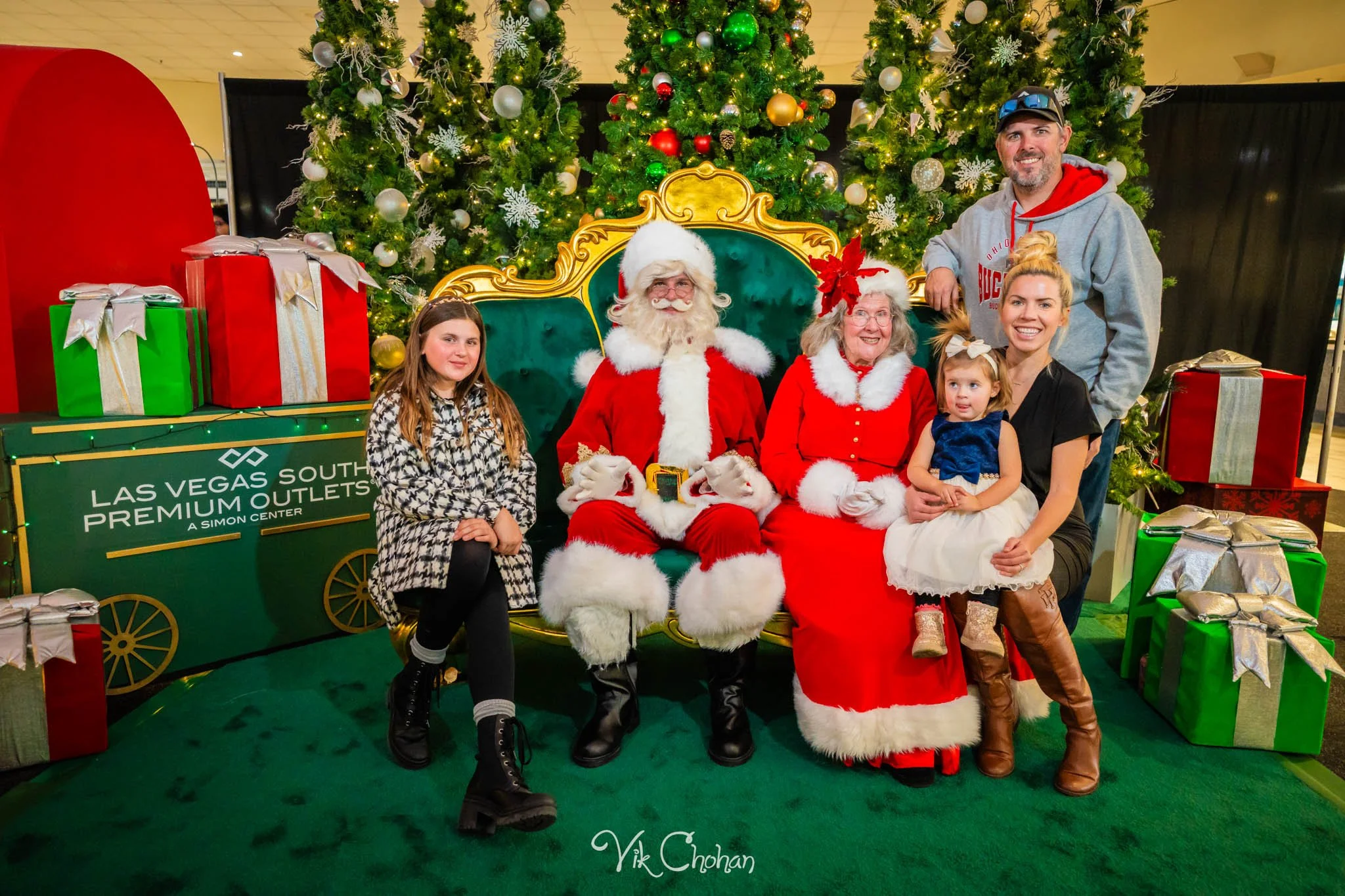 2025-12-10-INTRODeuce-Concierge-Christmas-at-LV-South-Premium-Outlets-2-Vik-Chohan-Photography-Social-Media-VCP-155.jpg