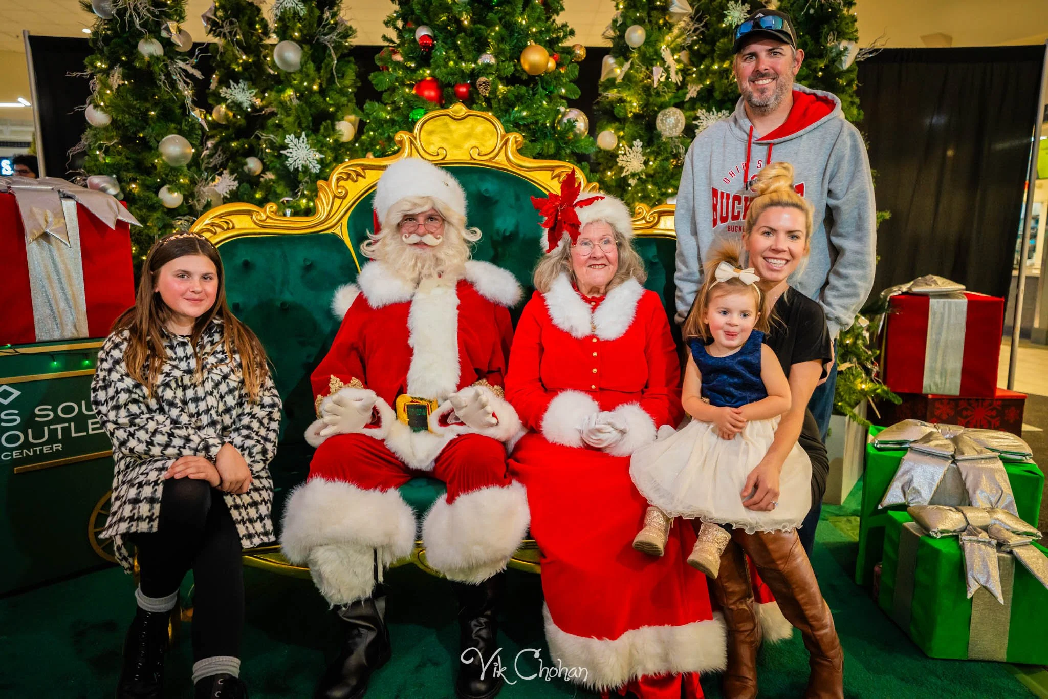 2025-12-10-INTRODeuce-Concierge-Christmas-at-LV-South-Premium-Outlets-2-Vik-Chohan-Photography-Social-Media-VCP-156.jpg