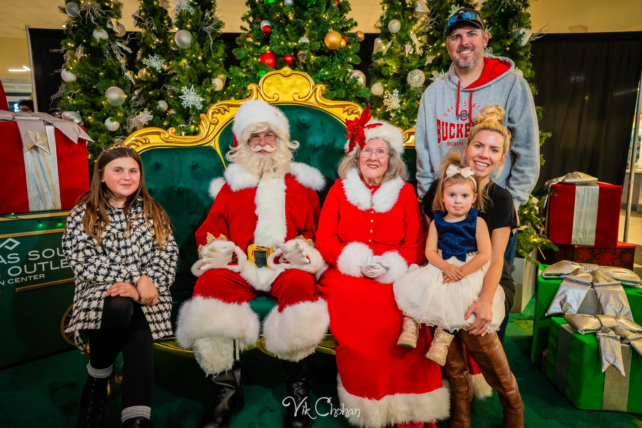 2025-12-10-INTRODeuce-Concierge-Christmas-at-LV-South-Premium-Outlets-2-Vik-Chohan-Photography-Social-Media-VCP-157.jpg