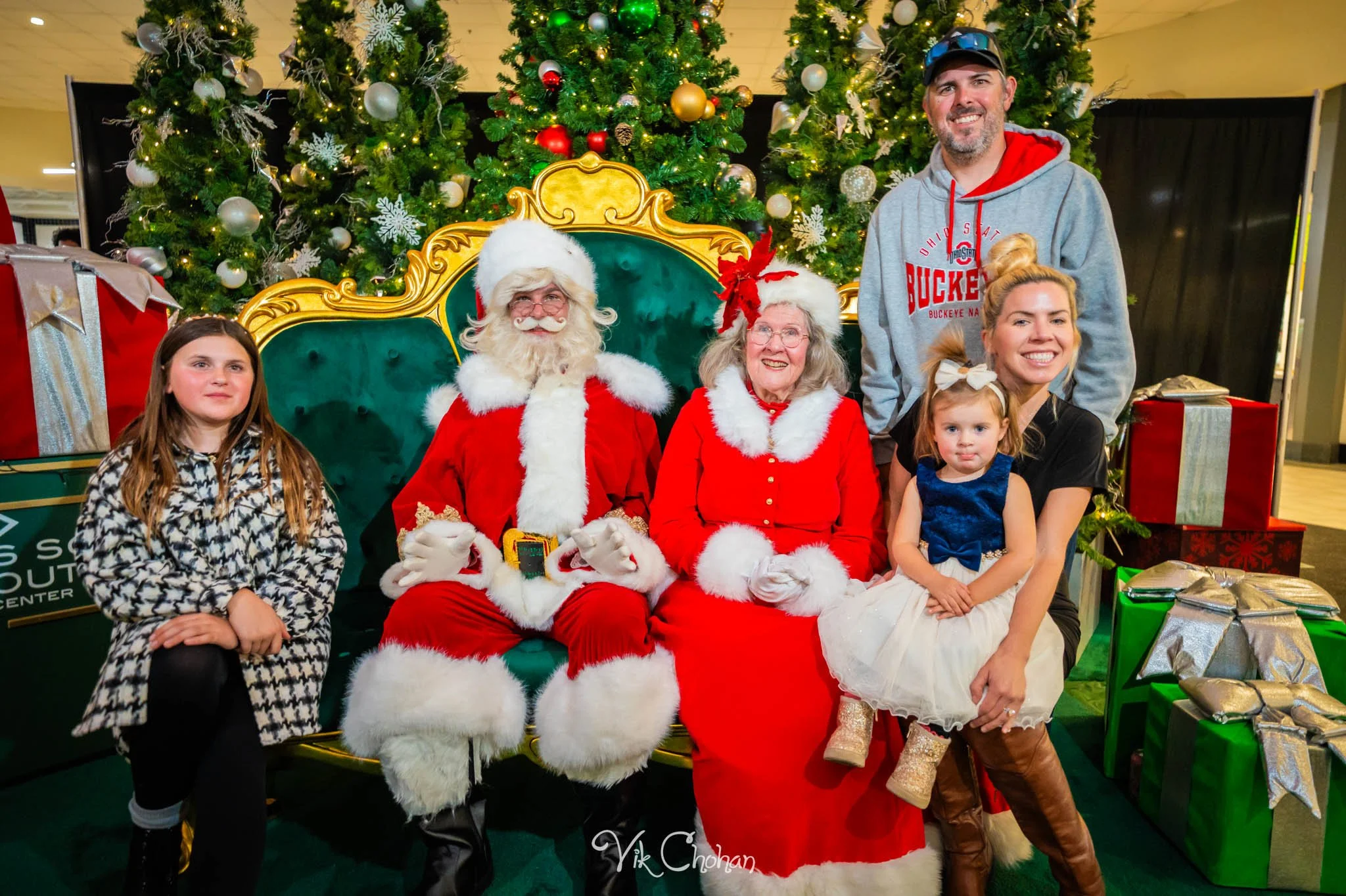 2025-12-10-INTRODeuce-Concierge-Christmas-at-LV-South-Premium-Outlets-2-Vik-Chohan-Photography-Social-Media-VCP-158.jpg