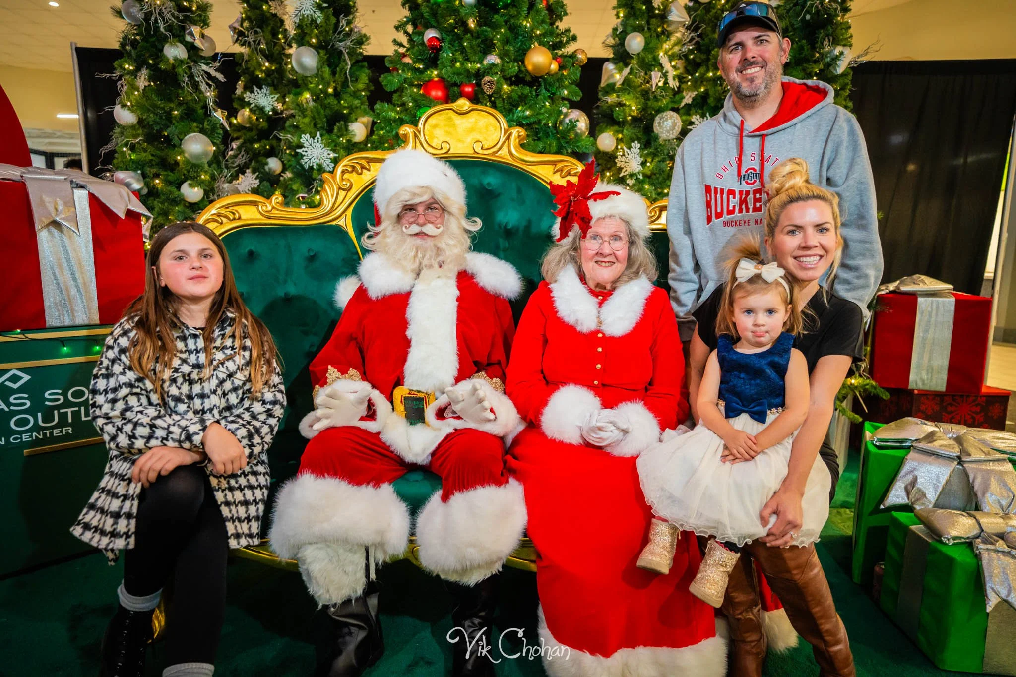2025-12-10-INTRODeuce-Concierge-Christmas-at-LV-South-Premium-Outlets-2-Vik-Chohan-Photography-Social-Media-VCP-159.jpg