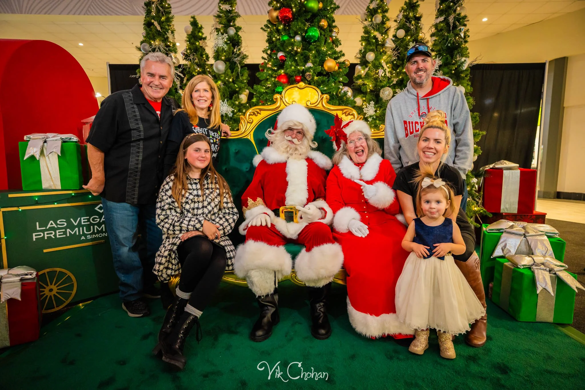 2025-12-10-INTRODeuce-Concierge-Christmas-at-LV-South-Premium-Outlets-2-Vik-Chohan-Photography-Social-Media-VCP-160.jpg