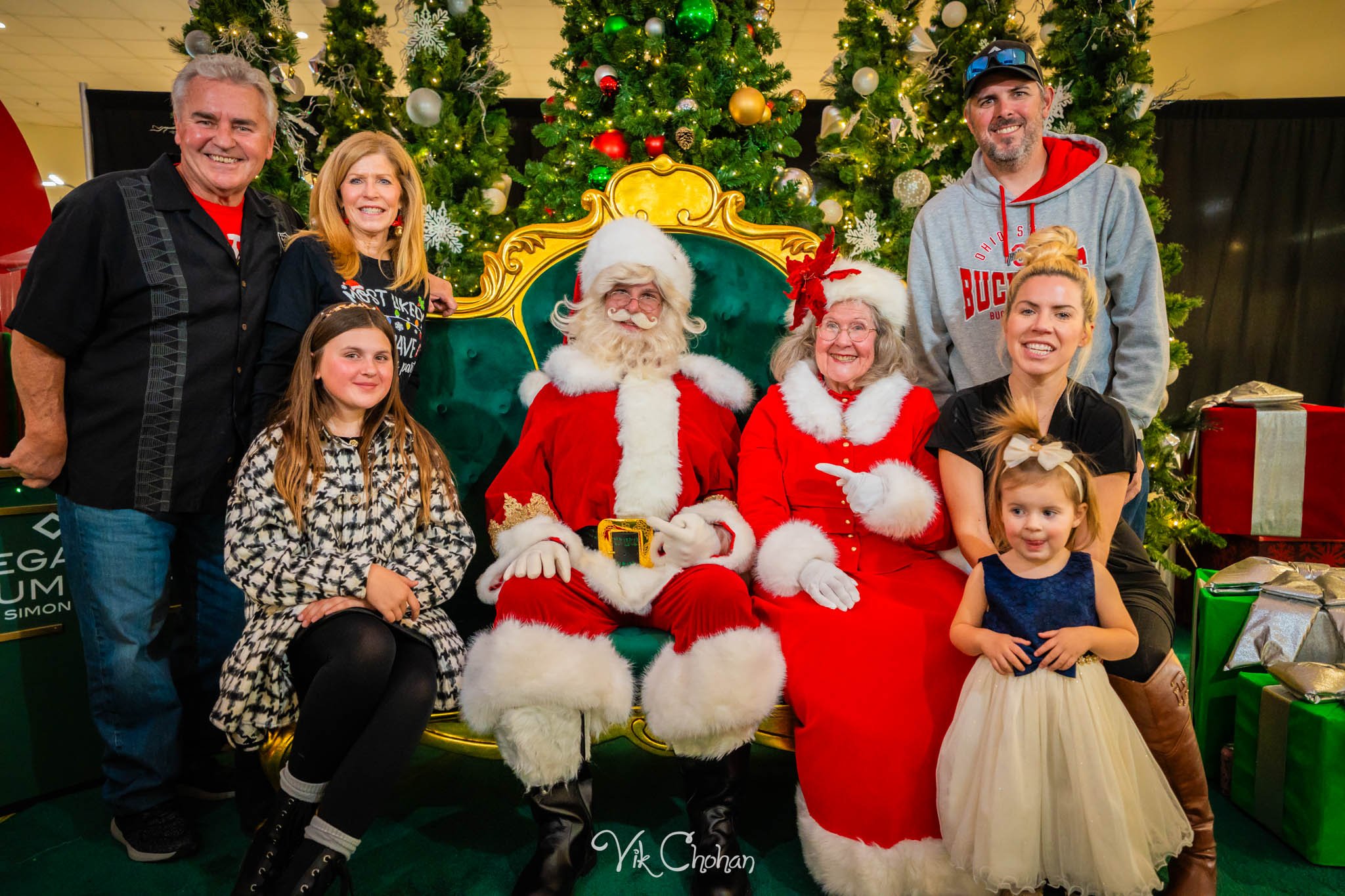 2025-12-10-INTRODeuce-Concierge-Christmas-at-LV-South-Premium-Outlets-2-Vik-Chohan-Photography-Social-Media-VCP-162.jpg