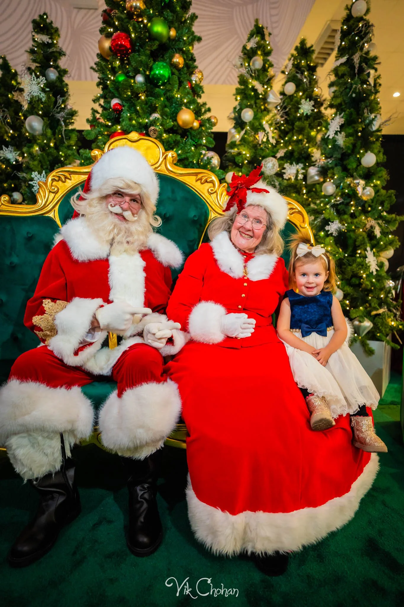 2025-12-10-INTRODeuce-Concierge-Christmas-at-LV-South-Premium-Outlets-2-Vik-Chohan-Photography-Social-Media-VCP-164.jpg