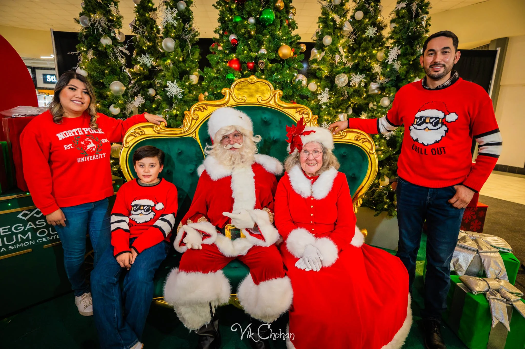 2025-12-10-INTRODeuce-Concierge-Christmas-at-LV-South-Premium-Outlets-2-Vik-Chohan-Photography-Social-Media-VCP-169.jpg