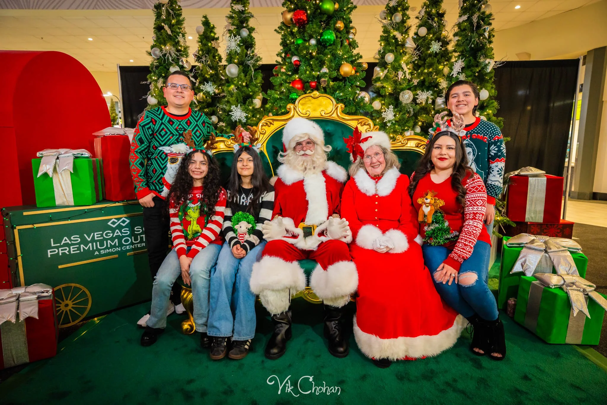2025-12-10-INTRODeuce-Concierge-Christmas-at-LV-South-Premium-Outlets-2-Vik-Chohan-Photography-Social-Media-VCP-173.jpg