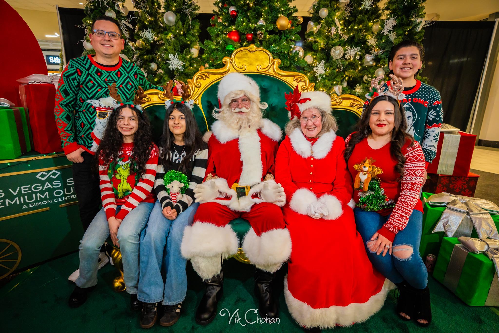 2025-12-10-INTRODeuce-Concierge-Christmas-at-LV-South-Premium-Outlets-2-Vik-Chohan-Photography-Social-Media-VCP-174.jpg