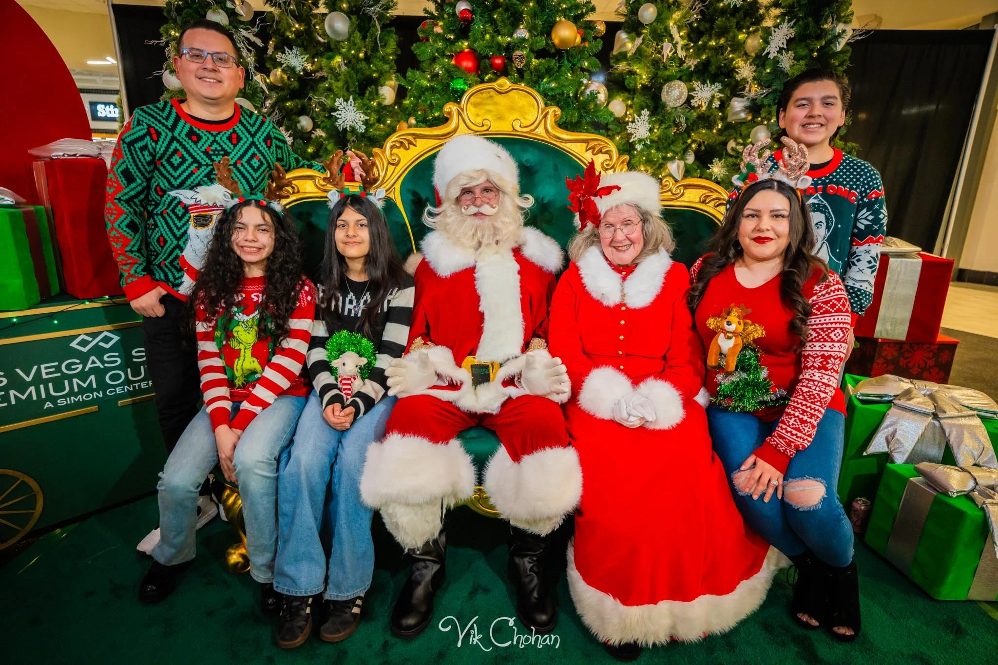 2025-12-10-INTRODeuce-Concierge-Christmas-at-LV-South-Premium-Outlets-2-Vik-Chohan-Photography-Social-Media-VCP-175.jpg