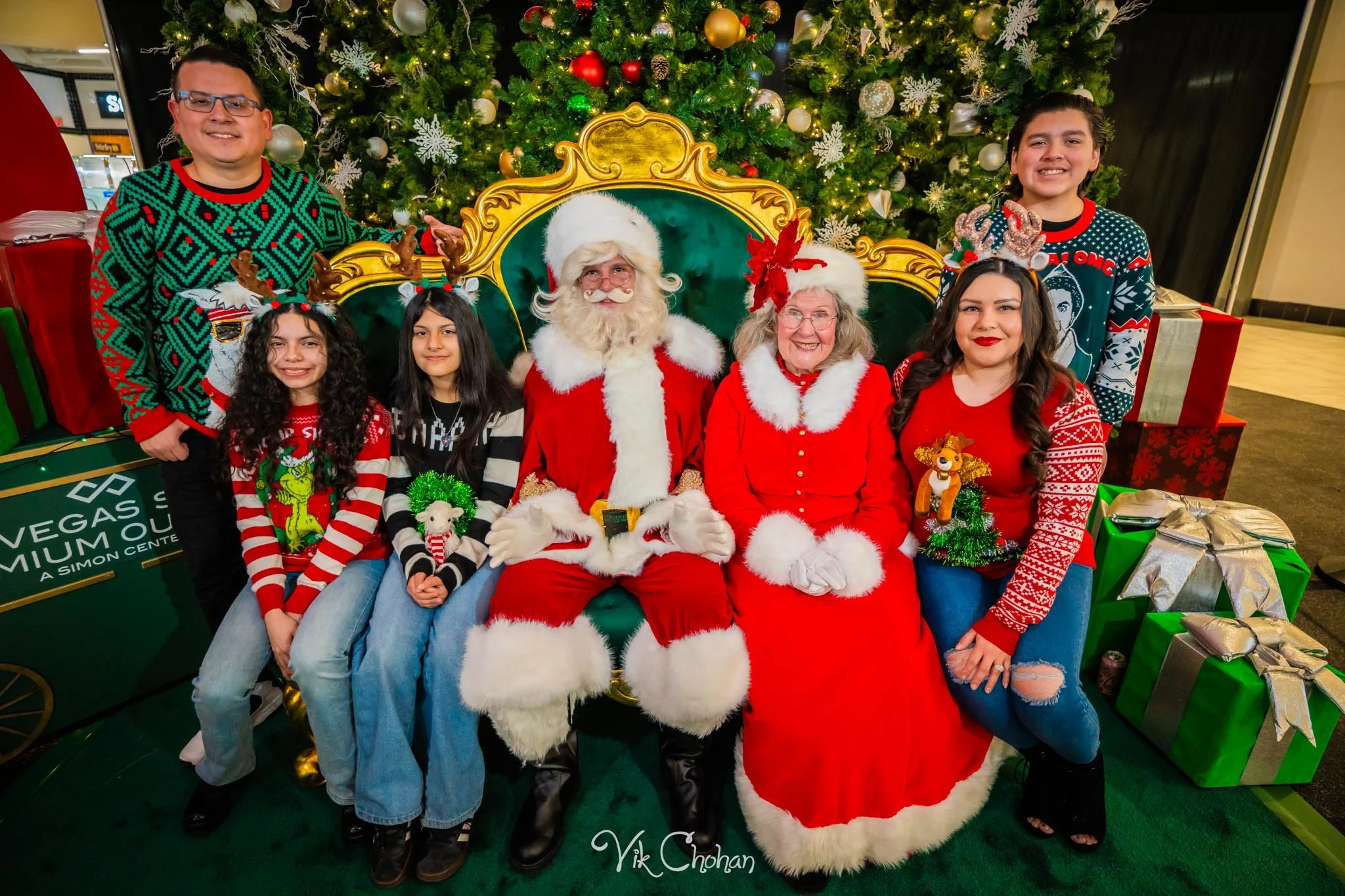 2025-12-10-INTRODeuce-Concierge-Christmas-at-LV-South-Premium-Outlets-2-Vik-Chohan-Photography-Social-Media-VCP-176.jpg