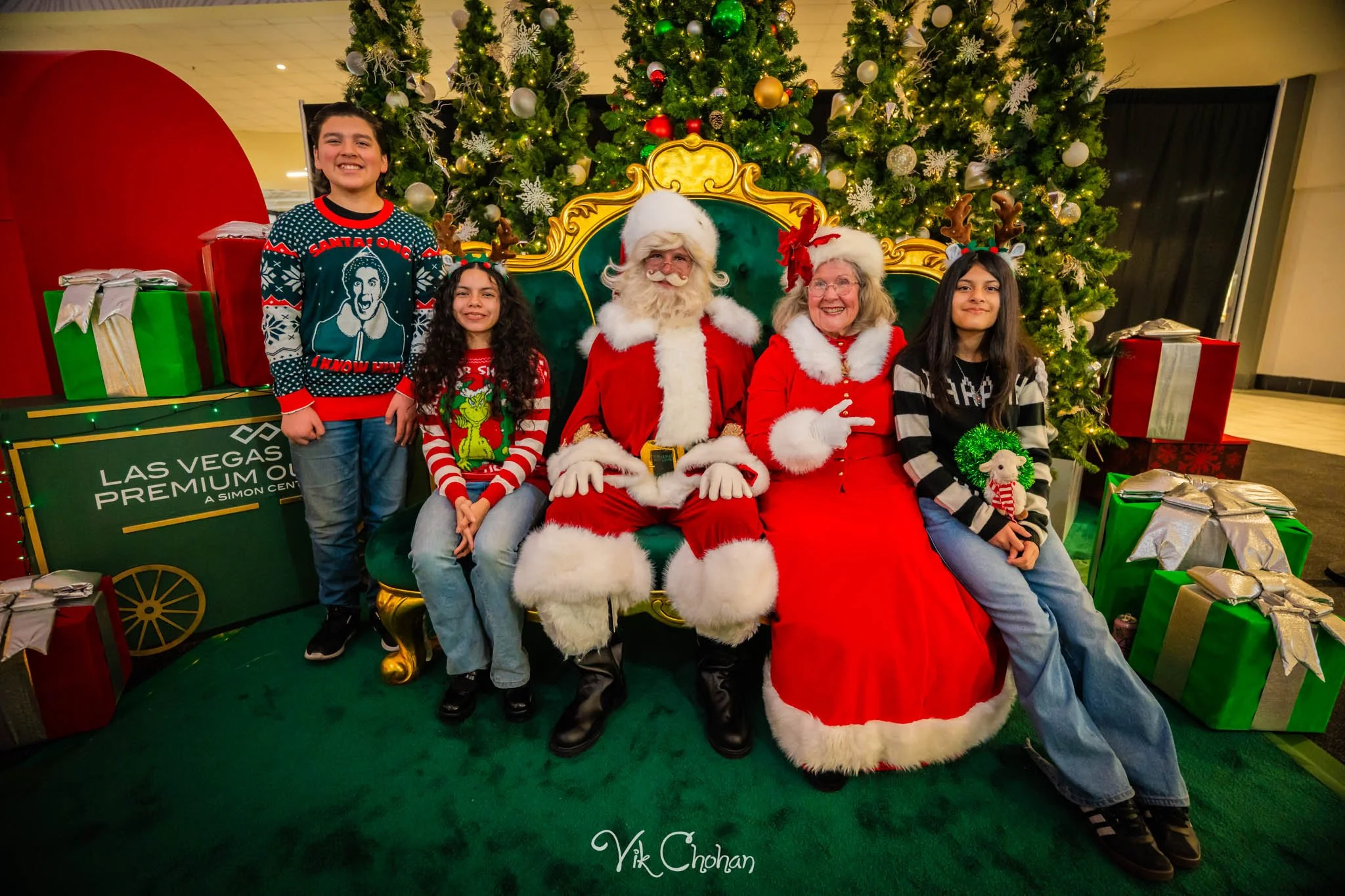 2025-12-10-INTRODeuce-Concierge-Christmas-at-LV-South-Premium-Outlets-2-Vik-Chohan-Photography-Social-Media-VCP-177.jpg