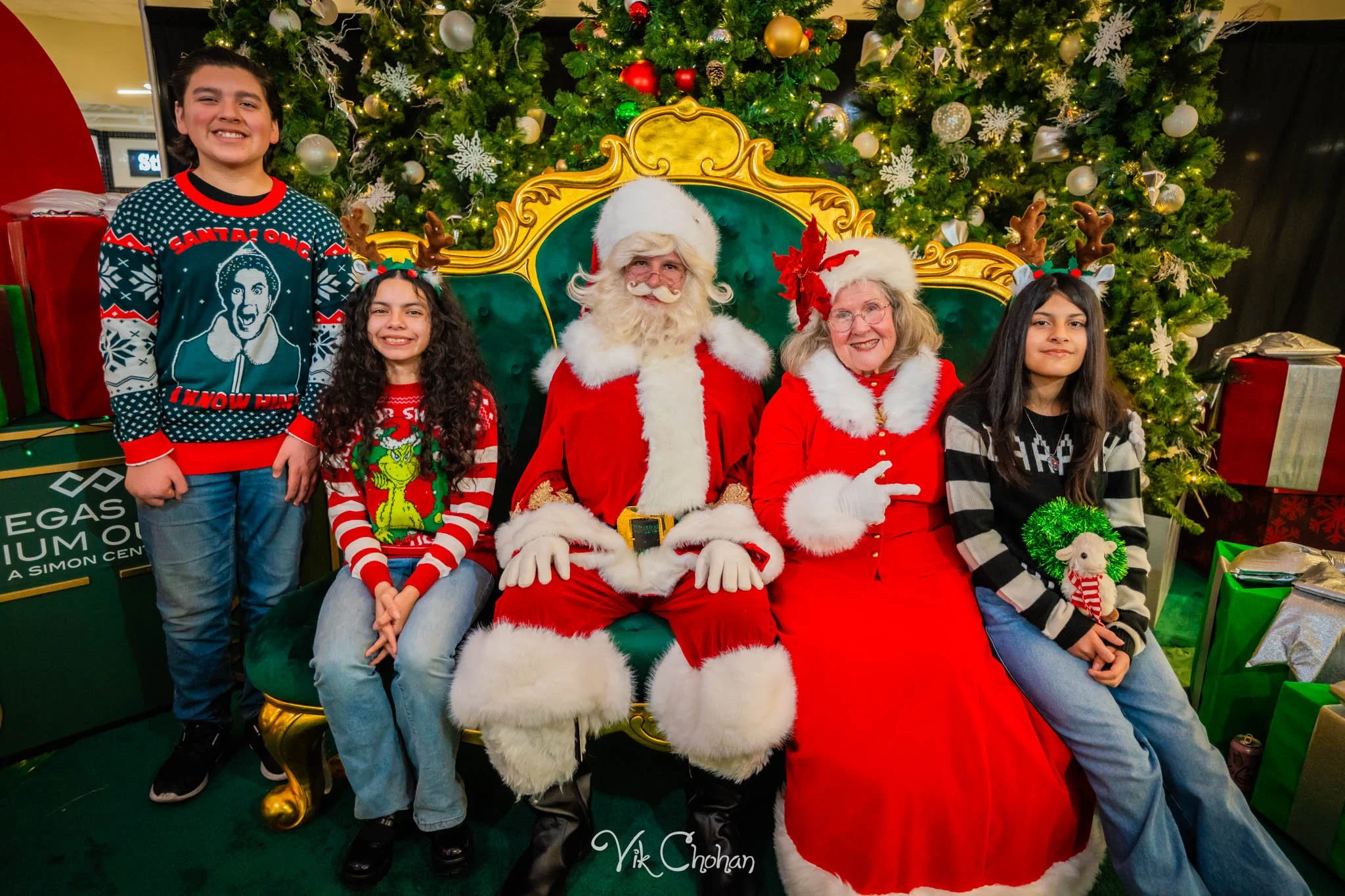 2025-12-10-INTRODeuce-Concierge-Christmas-at-LV-South-Premium-Outlets-2-Vik-Chohan-Photography-Social-Media-VCP-178.jpg