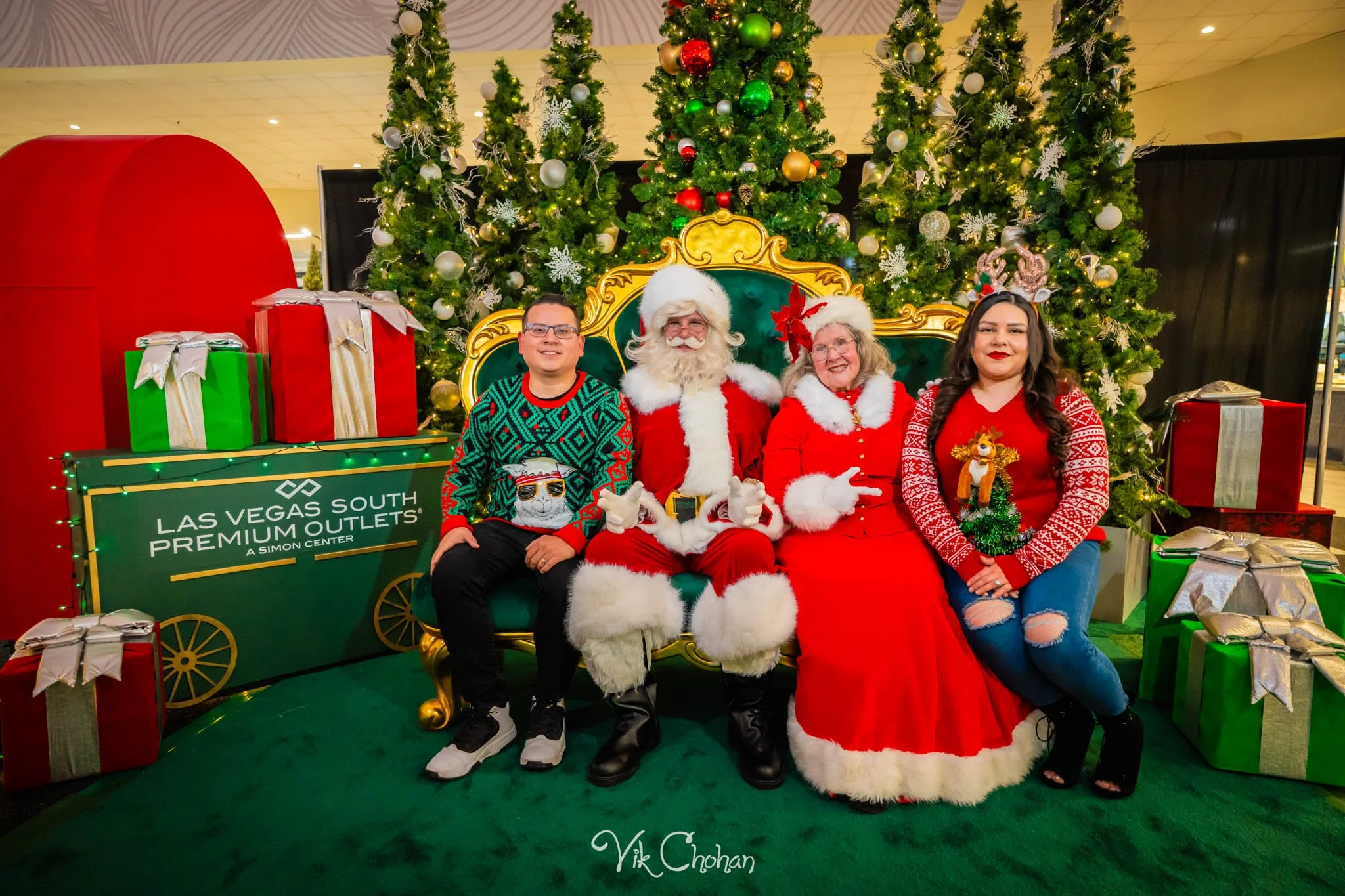 2025-12-10-INTRODeuce-Concierge-Christmas-at-LV-South-Premium-Outlets-2-Vik-Chohan-Photography-Social-Media-VCP-179.jpg