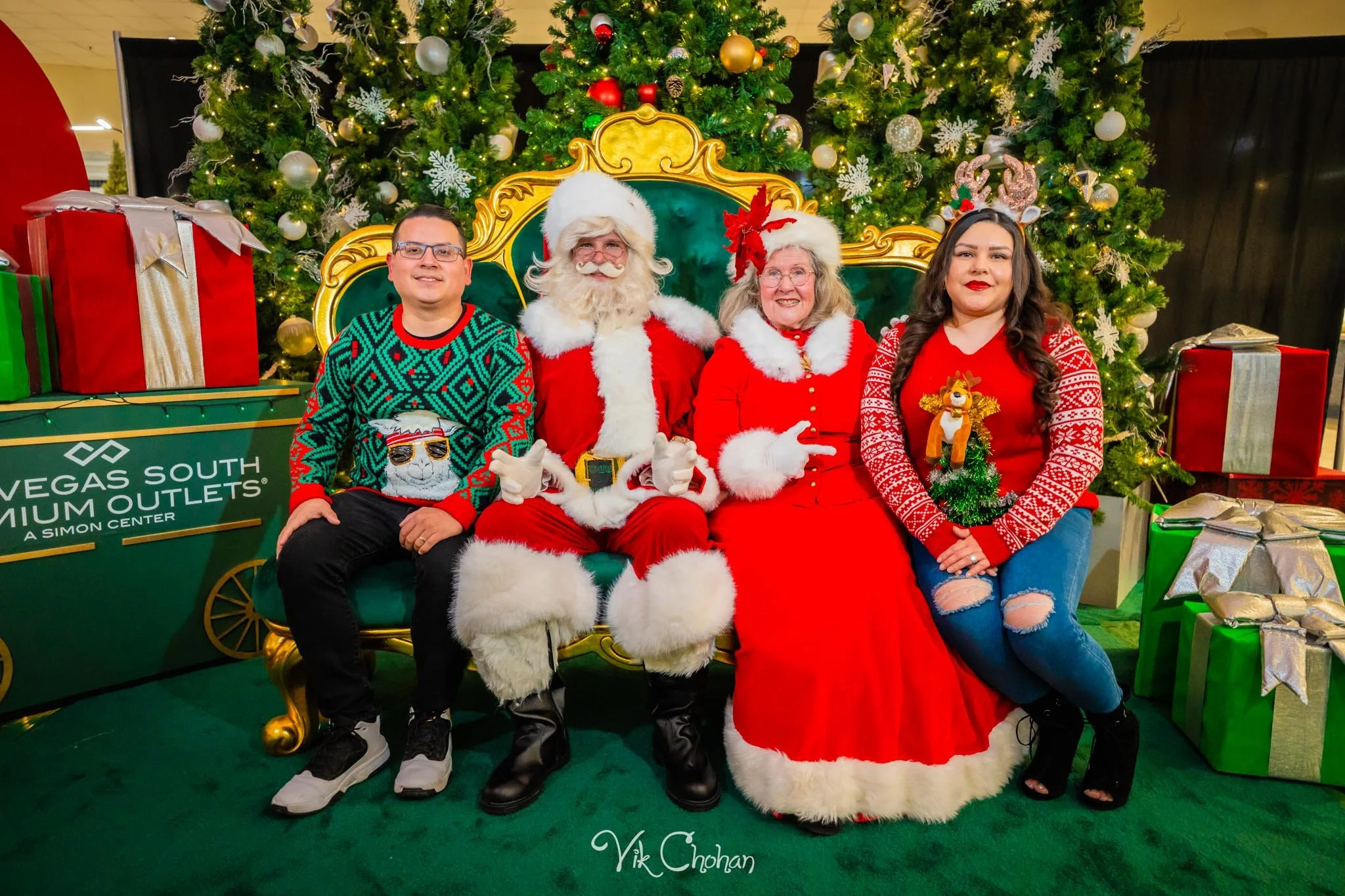 2025-12-10-INTRODeuce-Concierge-Christmas-at-LV-South-Premium-Outlets-2-Vik-Chohan-Photography-Social-Media-VCP-180.jpg